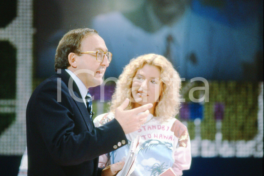 35mm vintage slide* 1984 RAI 2 CHIP Stefano GENTILONI Patricia PILCHARD (1)  Diapositiva d'epoca, in formato 35 mm.CONDIZIONI: GOODNella diapositiva appare anche Luciana Veschi.E' severamente vietata la riproduzione. Tutti i diritti sono riservati.Nella diapositiva ICharta mette in vendita, sul negozio eBay e in esclusiva sul sito "icharta" il proprio archivio composto da numerose diapositive e negativi fotografici d'epoca, tutti originali e autentici, che attraversano la storia del costume italiano tra gli la fine degli anni Sessanta e Novanta.Si tratta di uno sguardo inedito sull'attualit&agrave;, la politica, la vita quotidiana, il gossip e la cultura, che fotografa il cambiamento della nazione in quest'ultimo scorcio del XX secolo. Un'occasione unica per il mercato del collezionismo, che vede finalmente disponibile un archivio eccezionale per vastit&agrave;, tematiche e condizioni, in un settore (il negativo fotografico e la diapositiva) di assoluta novit&agrave; e dalle interessanti prospettive di investimento. GOOD/buono   originale e autentica 1