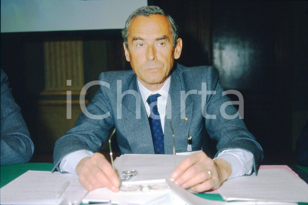 35mm vintage slide* 1990 ....rto VAUDO (2)  Diapositiva d'epoca, in formato 35 mm.CONDIZIONI: GOODE' severamente vietata la riproduzione. Tutti i diritti sono riservati.Nella diapositiva ICharta mette in vendita, sul negozio eBay e in esclusiva sul sito "icharta" il proprio archivio composto da numerose diapositive e negativi fotografici d'epoca, tutti originali e autentici, che attraversano la storia del costume italiano tra gli la fine degli anni Sessanta e Novanta.Si tratta di uno sguardo inedito sull'attualit&agrave;, la politica, la vita quotidiana, il gossip e la cultura, che fotografa il cambiamento della nazione in quest'ultimo scorcio del XX secolo. Un'occasione unica per il mercato del collezionismo, che vede finalmente disponibile un archivio eccezionale per vastit&agrave;, tematiche e condizioni, in un settore (il negativo fotografico e la diapositiva) di assoluta novit&agrave; e dalle interessanti prospettive di investimento. GOOD/buono   originale e autentica 1