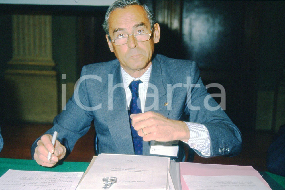 35mm vintage slide* 1990 ....rto VAUDO (5)  Diapositiva d'epoca, in formato 35 mm.CONDIZIONI: GOODE' severamente vietata la riproduzione. Tutti i diritti sono riservati.Nella diapositiva ICharta mette in vendita, sul negozio eBay e in esclusiva sul sito "icharta" il proprio archivio composto da numerose diapositive e negativi fotografici d'epoca, tutti originali e autentici, che attraversano la storia del costume italiano tra gli la fine degli anni Sessanta e Novanta.Si tratta di uno sguardo inedito sull'attualit&agrave;, la politica, la vita quotidiana, il gossip e la cultura, che fotografa il cambiamento della nazione in quest'ultimo scorcio del XX secolo. Un'occasione unica per il mercato del collezionismo, che vede finalmente disponibile un archivio eccezionale per vastit&agrave;, tematiche e condizioni, in un settore (il negativo fotografico e la diapositiva) di assoluta novit&agrave; e dalle interessanti prospettive di investimento. GOOD/buono   originale e autentica 1