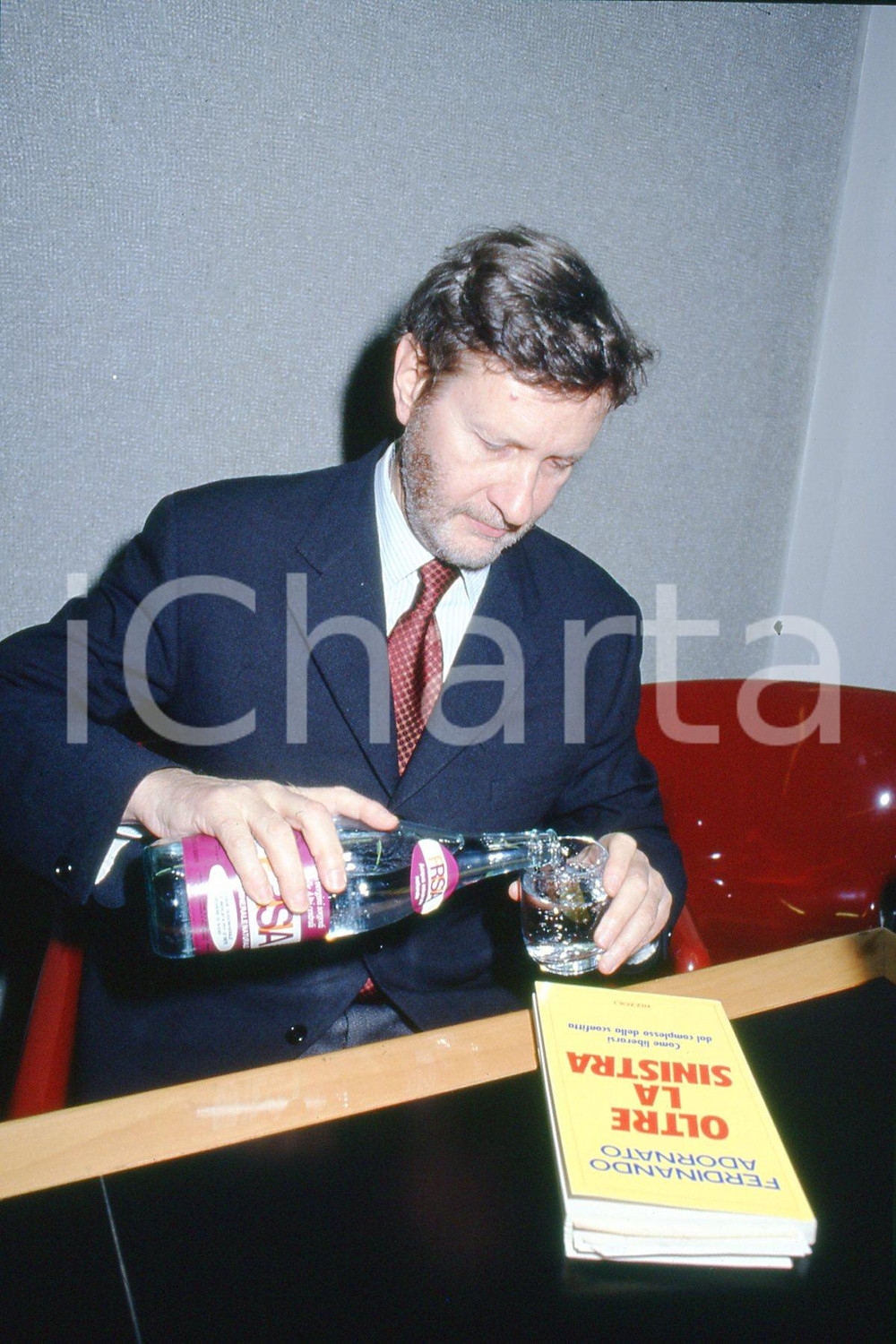 35mm vintage slide* 1990 TORINO Gianni VATTIMO a incontro letterario  Diapositiva d'epoca, in formato 35 mm.CONDIZIONI: GOODE' severamente vietata la riproduzione. Tutti i diritti sono riservati.Nella diapositiva ICharta mette in vendita, sul negozio eBay e in esclusiva sul sito "icharta" il proprio archivio composto da numerose diapositive e negativi fotografici d'epoca, tutti originali e autentici, che attraversano la storia del costume italiano tra gli la fine degli anni Sessanta e Novanta.Si tratta di uno sguardo inedito sull'attualit&agrave;, la politica, la vita quotidiana, il gossip e la cultura, che fotografa il cambiamento della nazione in quest'ultimo scorcio del XX secolo. Un'occasione unica per il mercato del collezionismo, che vede finalmente disponibile un archivio eccezionale per vastit&agrave;, tematiche e condizioni, in un settore (il negativo fotografico e la diapositiva) di assoluta novit&agrave; e dalle interessanti prospettive di investimento. GOOD/buono   originale e autentica 1