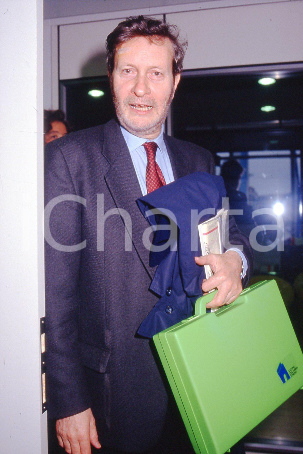 35mm vintage slide* 1990 TORINO Gianni VATTIMO a incontro letterario (1)  Diapositiva d'epoca, in formato 35 mm.CONDIZIONI: GOODE' severamente vietata la riproduzione. Tutti i diritti sono riservati.Nella diapositiva ICharta mette in vendita, sul negozio eBay e in esclusiva sul sito "icharta" il proprio archivio composto da numerose diapositive e negativi fotografici d'epoca, tutti originali e autentici, che attraversano la storia del costume italiano tra gli la fine degli anni Sessanta e Novanta.Si tratta di uno sguardo inedito sull'attualit&agrave;, la politica, la vita quotidiana, il gossip e la cultura, che fotografa il cambiamento della nazione in quest'ultimo scorcio del XX secolo. Un'occasione unica per il mercato del collezionismo, che vede finalmente disponibile un archivio eccezionale per vastit&agrave;, tematiche e condizioni, in un settore (il negativo fotografico e la diapositiva) di assoluta novit&agrave; e dalle interessanti prospettive di investimento. GOOD/buono   originale e autentica 1