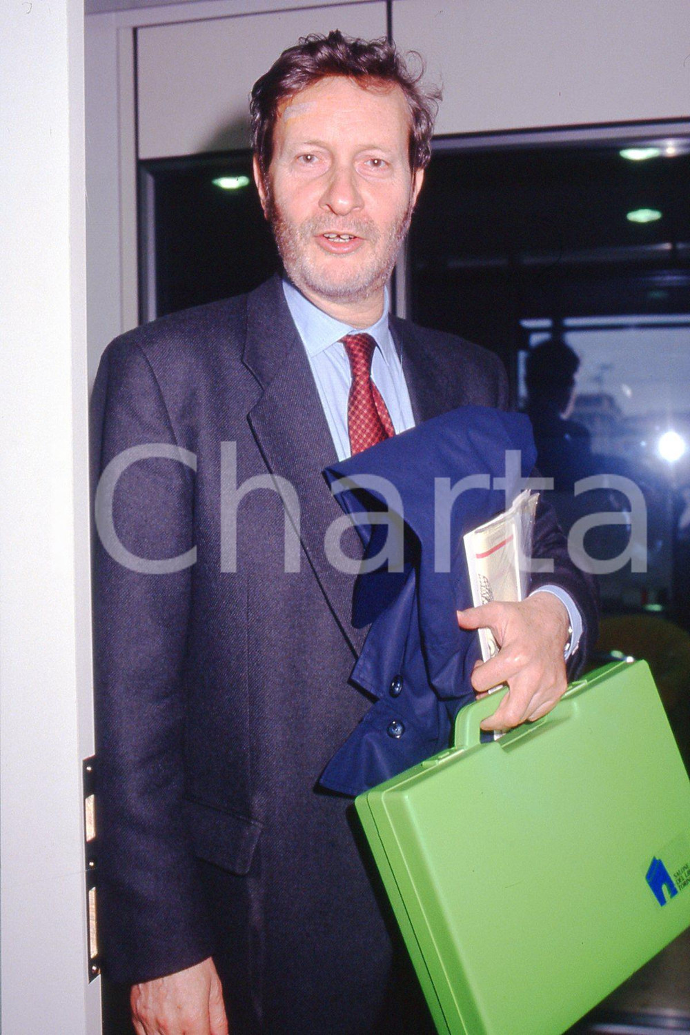 35mm vintage slide* 1990 TORINO Gianni VATTIMO a incontro letterario (3)  Diapositiva d'epoca, in formato 35 mm.CONDIZIONI: GOODE' severamente vietata la riproduzione. Tutti i diritti sono riservati.Nella diapositiva ICharta mette in vendita, sul negozio eBay e in esclusiva sul sito "icharta" il proprio archivio composto da numerose diapositive e negativi fotografici d'epoca, tutti originali e autentici, che attraversano la storia del costume italiano tra gli la fine degli anni Sessanta e Novanta.Si tratta di uno sguardo inedito sull'attualit&agrave;, la politica, la vita quotidiana, il gossip e la cultura, che fotografa il cambiamento della nazione in quest'ultimo scorcio del XX secolo. Un'occasione unica per il mercato del collezionismo, che vede finalmente disponibile un archivio eccezionale per vastit&agrave;, tematiche e condizioni, in un settore (il negativo fotografico e la diapositiva) di assoluta novit&agrave; e dalle interessanti prospettive di investimento. GOOD/buono   originale e autentica 1