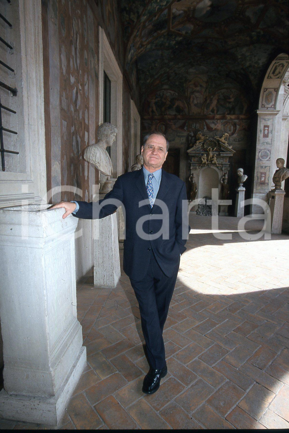 35mm vintage slide* 2000 ROMA TV Michel THOULOUZE presidente Tele + (5)  Diapositiva d'epoca, in formato 35 mm.CONDIZIONI: GOODDiapositiva realizzata nel palazzo Altemps in occasione della firma impegno con governo italiano per i film italiani.E' severamente vietata la riproduzione. Tutti i diritti sono riservati.Nella diapositiva ICharta mette in vendita, sul negozio eBay e in esclusiva sul sito "icharta" il proprio archivio composto da numerose diapositive e negativi fotografici d'epoca, tutti originali e autentici, che attraversano la storia del costume italiano tra gli la fine degli anni Sessanta e Novanta.Si tratta di uno sguardo inedito sull'attualit&agrave;, la politica, la vita quotidiana, il gossip e la cultura, che fotografa il cambiamento della nazione in quest'ultimo scorcio del XX secolo. Un'occasione unica per il mercato del collezionismo, che vede finalmente disponibile un archivio eccezionale per vastit&agrave;, tematiche e condizioni, in un settore (il negativo fotografico e la diapositiva) di assoluta novit&agrave; e dalle interessanti prospettive di investimento. GOOD/buono   originale e autentica 1