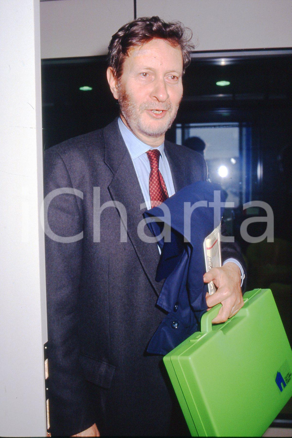 35mm vintage slide* 1990 TORINO Gianni VATTIMO a incontro letterario (5)  Diapositiva d'epoca, in formato 35 mm.CONDIZIONI: GOODE' severamente vietata la riproduzione. Tutti i diritti sono riservati.Nella diapositiva ICharta mette in vendita, sul negozio eBay e in esclusiva sul sito "icharta" il proprio archivio composto da numerose diapositive e negativi fotografici d'epoca, tutti originali e autentici, che attraversano la storia del costume italiano tra gli la fine degli anni Sessanta e Novanta.Si tratta di uno sguardo inedito sull'attualit&agrave;, la politica, la vita quotidiana, il gossip e la cultura, che fotografa il cambiamento della nazione in quest'ultimo scorcio del XX secolo. Un'occasione unica per il mercato del collezionismo, che vede finalmente disponibile un archivio eccezionale per vastit&agrave;, tematiche e condizioni, in un settore (il negativo fotografico e la diapositiva) di assoluta novit&agrave; e dalle interessanti prospettive di investimento. GOOD/buono   originale e autentica 1