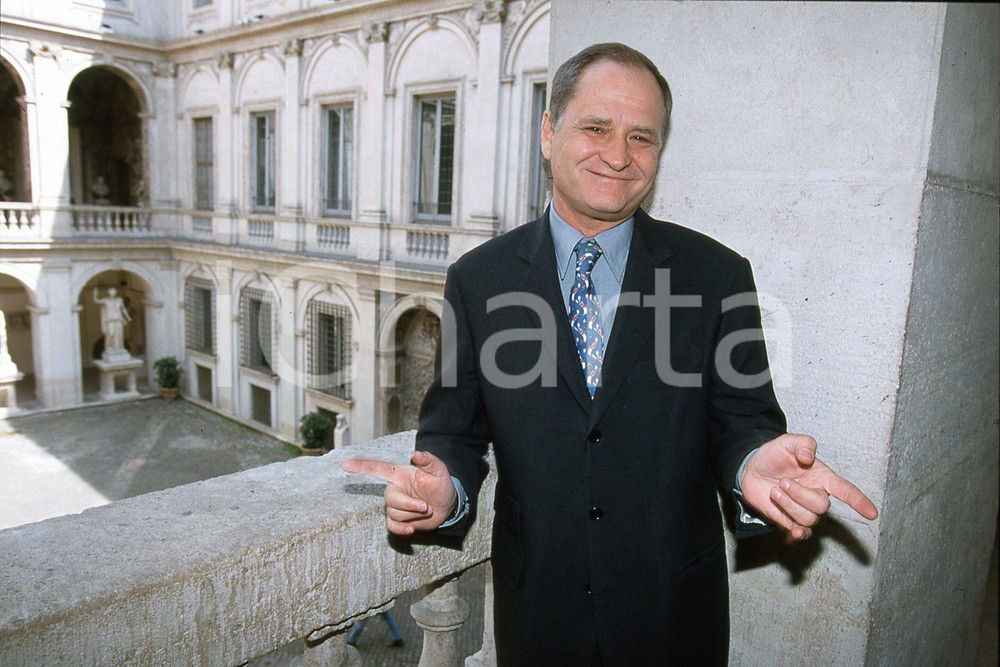 35mm vintage slide* 2000 ROMA TV Michel THOULOUZE presidente Tele + (6)  Diapositiva d'epoca, in formato 35 mm.CONDIZIONI: GOODImmagine scattata a palazzo Altemps in occasione della firma di un accordo con il governo italiano.E' severamente vietata la riproduzione. Tutti i diritti sono riservati.ICharta mette in vendita, sul negozio eBay e in esclusiva sul sito "icharta" il proprio archivio composto da numerose diapositive e negativi fotografici d'epoca, tutti originali e autentici, che attraversano la storia del costume tra la fine degli anni Sessanta e Novanta.Si tratta di uno sguardo inedito sull'attualità, la politica, la vita quotidiana, il gossip e la cultura, che fotografa il cambiamento della nazione in quest'ultimo scorcio del XX secolo. Un'occasione unica per il mercato del collezionismo, che vede finalmente disponibile un archivio eccezionale per vastità, tematiche e condizioni, in un settore (il negativo fotografico e la diapositiva) di assoluta novità e dalle interessanti prospettive di investimento. GOOD/buono   originale e autentica 1