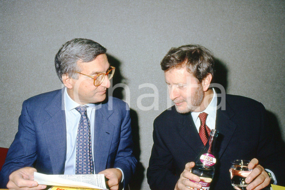 35mm vintage slide* 1990 TORINO Gianni VATTIMO con Giorgio LA MALFA  Diapositiva d'epoca, in formato 35 mm.CONDIZIONI: GOODE' severamente vietata la riproduzione. Tutti i diritti sono riservati.Nella diapositiva ICharta mette in vendita, sul negozio eBay e in esclusiva sul sito "icharta" il proprio archivio composto da numerose diapositive e negativi fotografici d'epoca, tutti originali e autentici, che attraversano la storia del costume italiano tra gli la fine degli anni Sessanta e Novanta.Si tratta di uno sguardo inedito sull'attualit&agrave;, la politica, la vita quotidiana, il gossip e la cultura, che fotografa il cambiamento della nazione in quest'ultimo scorcio del XX secolo. Un'occasione unica per il mercato del collezionismo, che vede finalmente disponibile un archivio eccezionale per vastit&agrave;, tematiche e condizioni, in un settore (il negativo fotografico e la diapositiva) di assoluta novit&agrave; e dalle interessanti prospettive di investimento. GOOD/buono   originale e autentica 1