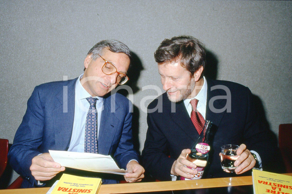35mm vintage slide* 1990 TORINO Gianni VATTIMO con Giorgio LA MALFA (1)  Diapositiva d'epoca, in formato 35 mm.CONDIZIONI: GOODE' severamente vietata la riproduzione. Tutti i diritti sono riservati.Nella diapositiva ICharta mette in vendita, sul negozio eBay e in esclusiva sul sito "icharta" il proprio archivio composto da numerose diapositive e negativi fotografici d'epoca, tutti originali e autentici, che attraversano la storia del costume italiano tra gli la fine degli anni Sessanta e Novanta.Si tratta di uno sguardo inedito sull'attualit&agrave;, la politica, la vita quotidiana, il gossip e la cultura, che fotografa il cambiamento della nazione in quest'ultimo scorcio del XX secolo. Un'occasione unica per il mercato del collezionismo, che vede finalmente disponibile un archivio eccezionale per vastit&agrave;, tematiche e condizioni, in un settore (il negativo fotografico e la diapositiva) di assoluta novit&agrave; e dalle interessanti prospettive di investimento. GOOD/buono   originale e autentica 1