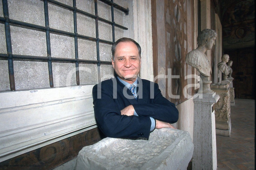 35mm vintage slide* 2000 ROMA TV Michel THOULOUZE presidente Tele + (10)  Diapositiva d'epoca, in formato 35 mm.CONDIZIONI: GOODDiapositiva realizzata nel palazzo Altemps in occasione della firma impegno con governo italiano per i film italiani.E' severamente vietata la riproduzione. Tutti i diritti sono riservati.Nella diapositiva ICharta mette in vendita, sul negozio eBay e in esclusiva sul sito "icharta" il proprio archivio composto da numerose diapositive e negativi fotografici d'epoca, tutti originali e autentici, che attraversano la storia del costume italiano tra gli la fine degli anni Sessanta e Novanta.Si tratta di uno sguardo inedito sull'attualit&agrave;, la politica, la vita quotidiana, il gossip e la cultura, che fotografa il cambiamento della nazione in quest'ultimo scorcio del XX secolo. Un'occasione unica per il mercato del collezionismo, che vede finalmente disponibile un archivio eccezionale per vastit&agrave;, tematiche e condizioni, in un settore (il negativo fotografico e la diapositiva) di assoluta novit&agrave; e dalle interessanti prospettive di investimento. GOOD/buono   originale e autentica 1