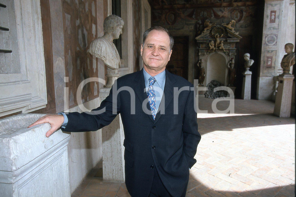 35mm vintage slide* 2000 ROMA TV Michel THOULOUZE presidente Tele + (13)  Diapositiva d'epoca, in formato 35 mm.CONDIZIONI: GOODDiapositiva realizzata nel palazzo Altemps in occasione della firma impegno con governo italiano per i film italiani.E' severamente vietata la riproduzione. Tutti i diritti sono riservati.Nella diapositiva ICharta mette in vendita, sul negozio eBay e in esclusiva sul sito "icharta" il proprio archivio composto da numerose diapositive e negativi fotografici d'epoca, tutti originali e autentici, che attraversano la storia del costume italiano tra gli la fine degli anni Sessanta e Novanta.Si tratta di uno sguardo inedito sull'attualit&agrave;, la politica, la vita quotidiana, il gossip e la cultura, che fotografa il cambiamento della nazione in quest'ultimo scorcio del XX secolo. Un'occasione unica per il mercato del collezionismo, che vede finalmente disponibile un archivio eccezionale per vastit&agrave;, tematiche e condizioni, in un settore (il negativo fotografico e la diapositiva) di assoluta novit&agrave; e dalle interessanti prospettive di investimento. GOOD/buono   originale e autentica 1