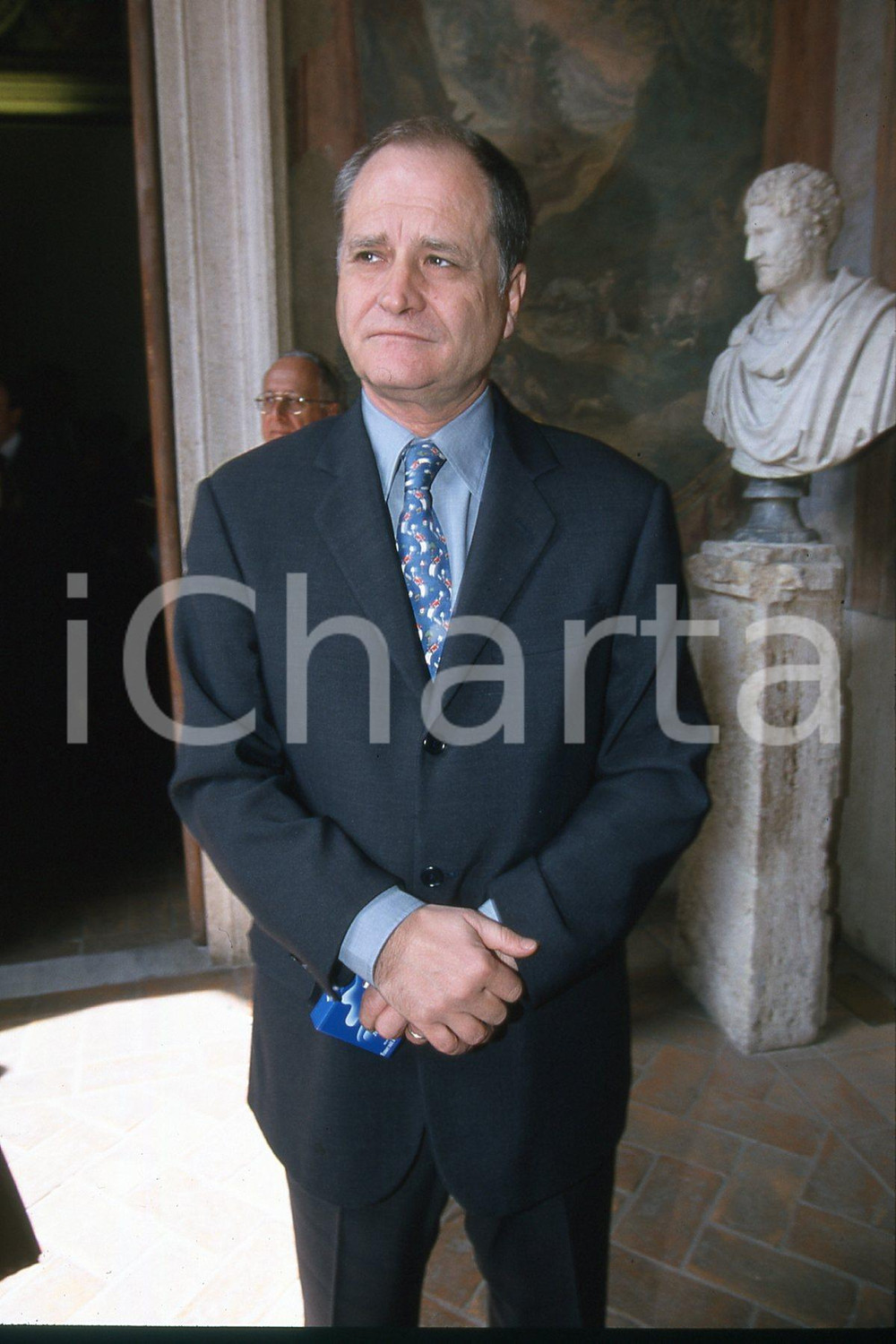 35mm vintage slide* 2000 ROMA TV Michel THOULOUZE presidente Tele + (14)  Diapositiva d'epoca, in formato 35 mm.CONDIZIONI: GOODDiapositiva realizzata nel palazzo Altemps in occasione della firma impegno con governo italiano per i film italiani.E' severamente vietata la riproduzione. Tutti i diritti sono riservati.Nella diapositiva ICharta mette in vendita, sul negozio eBay e in esclusiva sul sito "icharta" il proprio archivio composto da numerose diapositive e negativi fotografici d'epoca, tutti originali e autentici, che attraversano la storia del costume italiano tra gli la fine degli anni Sessanta e Novanta.Si tratta di uno sguardo inedito sull'attualit&agrave;, la politica, la vita quotidiana, il gossip e la cultura, che fotografa il cambiamento della nazione in quest'ultimo scorcio del XX secolo. Un'occasione unica per il mercato del collezionismo, che vede finalmente disponibile un archivio eccezionale per vastit&agrave;, tematiche e condizioni, in un settore (il negativo fotografico e la diapositiva) di assoluta novit&agrave; e dalle interessanti prospettive di investimento. GOOD/buono   originale e autentica 1