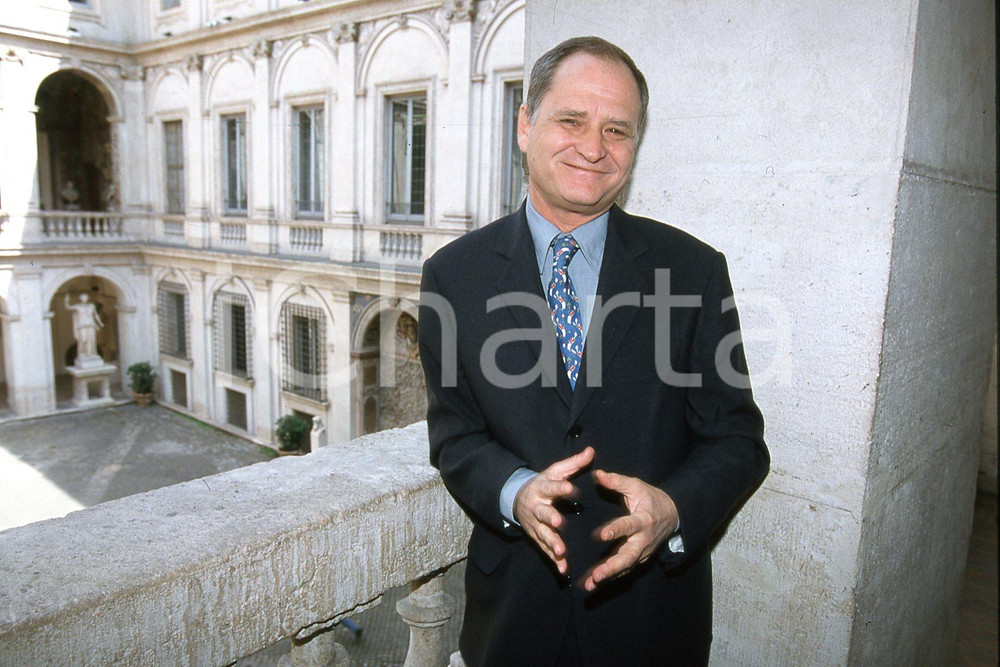 35mm vintage slide* 2000 ROMA TV Michel THOULOUZE presidente Tele + (16)  Diapositiva d'epoca, in formato 35 mm.CONDIZIONI: GOODDiapositiva realizzata nel palazzo Altemps in occasione della firma impegno con governo italiano per i film italiani.E' severamente vietata la riproduzione. Tutti i diritti sono riservati.Nella diapositiva ICharta mette in vendita, sul negozio eBay e in esclusiva sul sito "icharta" il proprio archivio composto da numerose diapositive e negativi fotografici d'epoca, tutti originali e autentici, che attraversano la storia del costume italiano tra gli la fine degli anni Sessanta e Novanta.Si tratta di uno sguardo inedito sull'attualit&agrave;, la politica, la vita quotidiana, il gossip e la cultura, che fotografa il cambiamento della nazione in quest'ultimo scorcio del XX secolo. Un'occasione unica per il mercato del collezionismo, che vede finalmente disponibile un archivio eccezionale per vastit&agrave;, tematiche e condizioni, in un settore (il negativo fotografico e la diapositiva) di assoluta novit&agrave; e dalle interessanti prospettive di investimento. GOOD/buono   originale e autentica 1