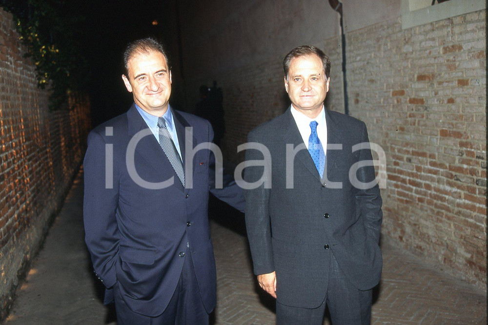 35mm vintage slide* 1997 ITALIA TV Michel THOULOUZE presidente Tele + (8)  Diapositiva d'epoca, in formato 35 mm.CONDIZIONI: GOODNella diapositiva appare anche Pierre Lescure presidente Canal +.E' severamente vietata la riproduzione. Tutti i diritti sono riservati.Nella diapositiva ICharta mette in vendita, sul negozio eBay e in esclusiva sul sito "icharta" il proprio archivio composto da numerose diapositive e negativi fotografici d'epoca, tutti originali e autentici, che attraversano la storia del costume italiano tra gli la fine degli anni Sessanta e Novanta.Si tratta di uno sguardo inedito sull'attualit&agrave;, la politica, la vita quotidiana, il gossip e la cultura, che fotografa il cambiamento della nazione in quest'ultimo scorcio del XX secolo. Un'occasione unica per il mercato del collezionismo, che vede finalmente disponibile un archivio eccezionale per vastit&agrave;, tematiche e condizioni, in un settore (il negativo fotografico e la diapositiva) di assoluta novit&agrave; e dalle interessanti prospettive di investimento. GOOD/buono   originale e autentica 1