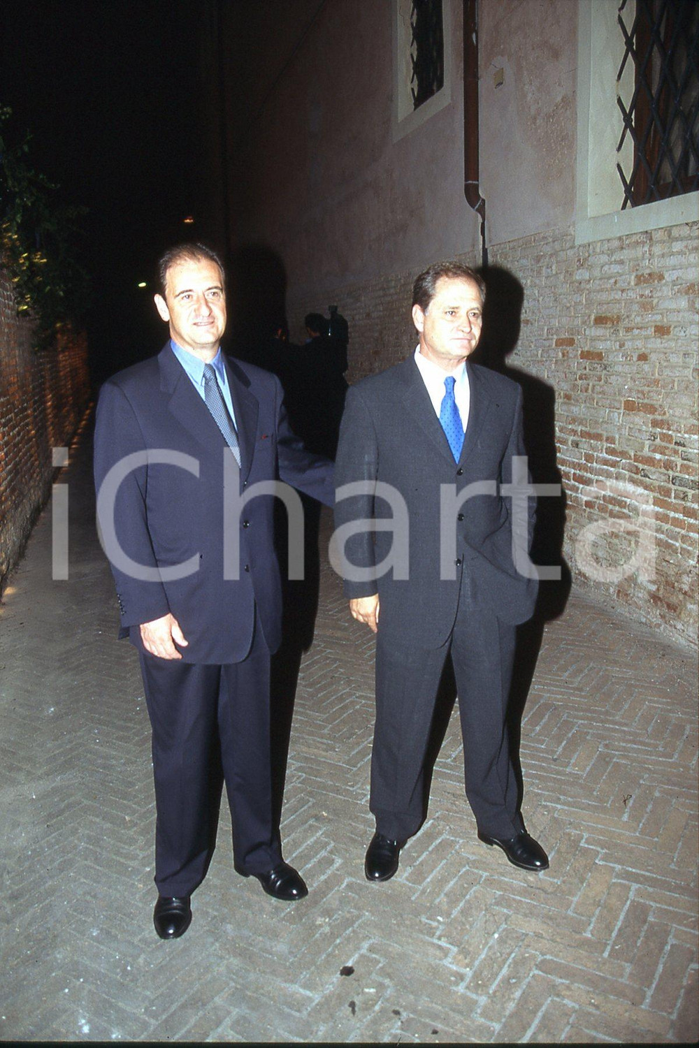 35mm vintage slide* 1997 ITALIA TV Michel THOULOUZE presidente Tele + (9)  Diapositiva d'epoca, in formato 35 mm.CONDIZIONI: GOODNella diapositiva appare anche Pierre Lescure presidente Canal +.E' severamente vietata la riproduzione. Tutti i diritti sono riservati.Nella diapositiva ICharta mette in vendita, sul negozio eBay e in esclusiva sul sito "icharta" il proprio archivio composto da numerose diapositive e negativi fotografici d'epoca, tutti originali e autentici, che attraversano la storia del costume italiano tra gli la fine degli anni Sessanta e Novanta.Si tratta di uno sguardo inedito sull'attualit&agrave;, la politica, la vita quotidiana, il gossip e la cultura, che fotografa il cambiamento della nazione in quest'ultimo scorcio del XX secolo. Un'occasione unica per il mercato del collezionismo, che vede finalmente disponibile un archivio eccezionale per vastit&agrave;, tematiche e condizioni, in un settore (il negativo fotografico e la diapositiva) di assoluta novit&agrave; e dalle interessanti prospettive di investimento. GOOD/buono   originale e autentica 1