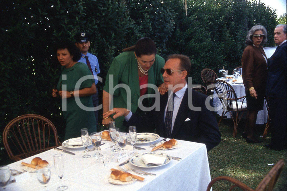 35mm vintage slide* 1990 ROMA Duca Amedeo di SAVOIA-AOSTA e Silvia PATERNO' (2)  Diapositiva d'epoca, in formato 35 mm.CONDIZIONI: GOODNella diapositiva sono al pranzo dopo partita di polo.E' severamente vietata la riproduzione. Tutti i diritti sono riservati.Nella diapositiva ICharta mette in vendita, sul negozio eBay e in esclusiva sul sito "icharta" il proprio archivio composto da numerose diapositive e negativi fotografici d'epoca, tutti originali e autentici, che attraversano la storia del costume italiano tra gli la fine degli anni Sessanta e Novanta.Si tratta di uno sguardo inedito sull'attualit&agrave;, la politica, la vita quotidiana, il gossip e la cultura, che fotografa il cambiamento della nazione in quest'ultimo scorcio del XX secolo. Un'occasione unica per il mercato del collezionismo, che vede finalmente disponibile un archivio eccezionale per vastit&agrave;, tematiche e condizioni, in un settore (il negativo fotografico e la diapositiva) di assoluta novit&agrave; e dalle interessanti prospettive di investimento. GOOD/buono   originale e autentica 1