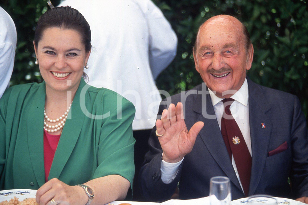 35mm vintage slide* 1990 ROMA Silvia PATERNO' di SPEDALOTTO con nobiluomo  Diapositiva d'epoca, in formato 35 mm.CONDIZIONI: GOODNella diapositiva sono al pranzo dopo partita di polo.E' severamente vietata la riproduzione. Tutti i diritti sono riservati.Nella diapositiva ICharta mette in vendita, sul negozio eBay e in esclusiva sul sito "icharta" il proprio archivio composto da numerose diapositive e negativi fotografici d'epoca, tutti originali e autentici, che attraversano la storia del costume italiano tra gli la fine degli anni Sessanta e Novanta.Si tratta di uno sguardo inedito sull'attualit&agrave;, la politica, la vita quotidiana, il gossip e la cultura, che fotografa il cambiamento della nazione in quest'ultimo scorcio del XX secolo. Un'occasione unica per il mercato del collezionismo, che vede finalmente disponibile un archivio eccezionale per vastit&agrave;, tematiche e condizioni, in un settore (il negativo fotografico e la diapositiva) di assoluta novit&agrave; e dalle interessanti prospettive di investimento. GOOD/buono   originale e autentica 1