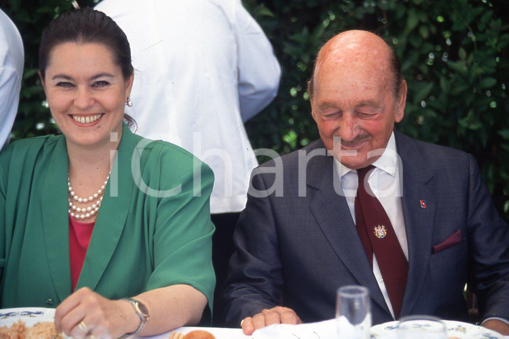 35mm vintage slide* 1990 ROMA Silvia PATERNO' di SPEDALOTTO con nobiluomo (1)  Diapositiva d'epoca, in formato 35 mm.CONDIZIONI: GOODNella diapositiva sono al pranzo dopo partita di polo.E' severamente vietata la riproduzione. Tutti i diritti sono riservati.Nella diapositiva ICharta mette in vendita, sul negozio eBay e in esclusiva sul sito "icharta" il proprio archivio composto da numerose diapositive e negativi fotografici d'epoca, tutti originali e autentici, che attraversano la storia del costume italiano tra gli la fine degli anni Sessanta e Novanta.Si tratta di uno sguardo inedito sull'attualit&agrave;, la politica, la vita quotidiana, il gossip e la cultura, che fotografa il cambiamento della nazione in quest'ultimo scorcio del XX secolo. Un'occasione unica per il mercato del collezionismo, che vede finalmente disponibile un archivio eccezionale per vastit&agrave;, tematiche e condizioni, in un settore (il negativo fotografico e la diapositiva) di assoluta novit&agrave; e dalle interessanti prospettive di investimento. GOOD/buono   originale e autentica 1