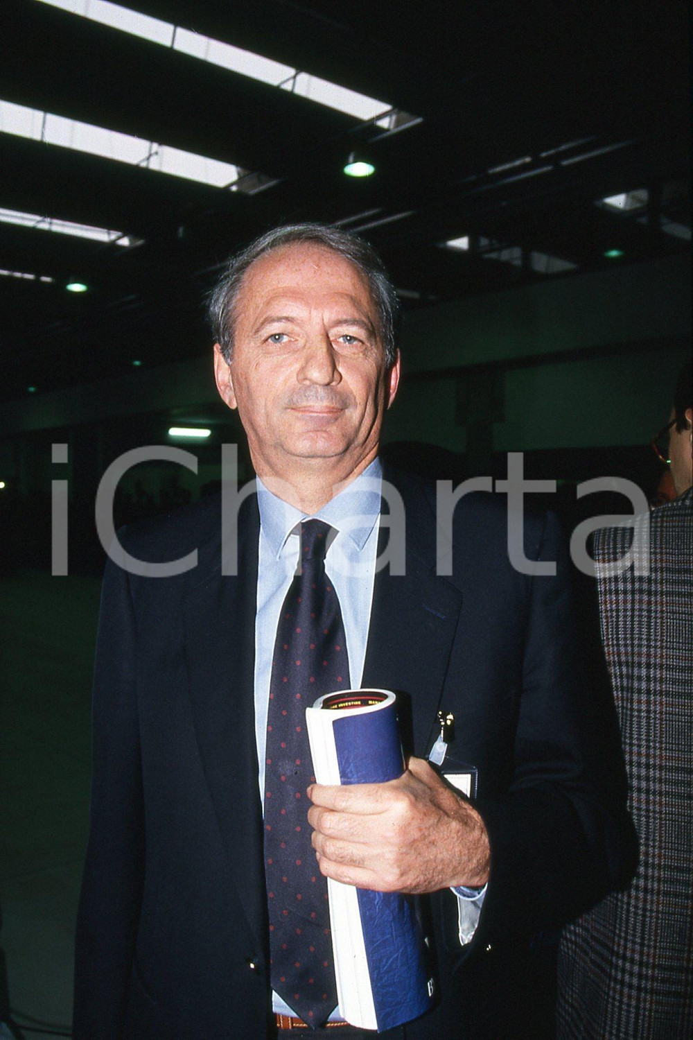 35mm vintage slide* 1995 ITALIA COSTUME Alberto BAULI ritratto a convegno (3)  Diapositiva d'epoca, in formato 35 mm.CONDIZIONI: GOODE' severamente vietata la riproduzione. Tutti i diritti sono riservati.Nella diapositiva ICharta mette in vendita, sul negozio eBay e in esclusiva sul sito "icharta" il proprio archivio composto da numerose diapositive e negativi fotografici d'epoca, tutti originali e autentici, che attraversano la storia del costume italiano tra gli la fine degli anni Sessanta e Novanta.Si tratta di uno sguardo inedito sull'attualit&agrave;, la politica, la vita quotidiana, il gossip e la cultura, che fotografa il cambiamento della nazione in quest'ultimo scorcio del XX secolo. Un'occasione unica per il mercato del collezionismo, che vede finalmente disponibile un archivio eccezionale per vastit&agrave;, tematiche e condizioni, in un settore (il negativo fotografico e la diapositiva) di assoluta novit&agrave; e dalle interessanti prospettive di investimento. GOOD/buono   originale e autentica 1