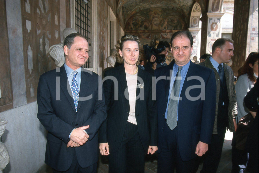 35mm vintage slide* 2000 ROMA TV Michel THOULOUZE e Giovanna MELANDRI  Diapositiva d'epoca, in formato 35 mm.CONDIZIONI: GOODNella diapositiva realizzata nel palazzo Altemps in occasione della firma impegno con governo italiano per i film italiani appare anche Pierre Lescure presidente di Canal +.E' severamente vietata la riproduzione. Tutti i diritti sono riservati.Nella diapositiva ICharta mette in vendita, sul negozio eBay e in esclusiva sul sito "icharta" il proprio archivio composto da numerose diapositive e negativi fotografici d'epoca, tutti originali e autentici, che attraversano la storia del costume italiano tra gli la fine degli anni Sessanta e Novanta.Si tratta di uno sguardo inedito sull'attualit&agrave;, la politica, la vita quotidiana, il gossip e la cultura, che fotografa il cambiamento della nazione in quest'ultimo scorcio del XX secolo. Un'occasione unica per il mercato del collezionismo, che vede finalmente disponibile un archivio eccezionale per vastit&agrave;, tematiche e condizioni, in un settore (il negativo fotografico e la diapositiva) di assoluta novit&agrave; e dalle interessanti prospettive di investimento. GOOD/buono   originale e autentica 1