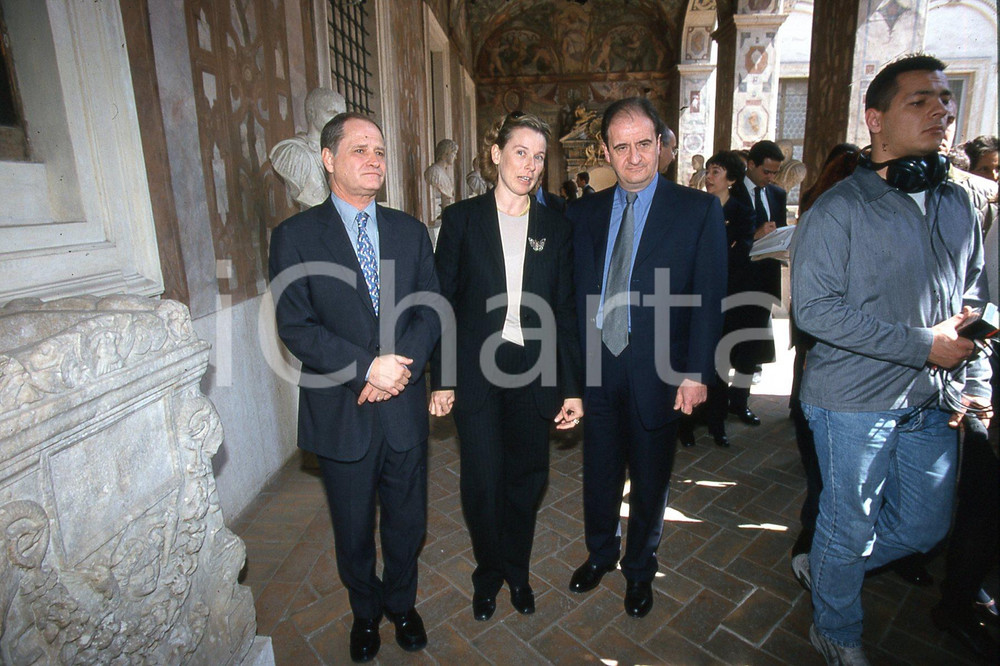 35mm vintage slide* 2000 ROMA TV Michel THOULOUZE e Giovanna MELANDRI (1)  Diapositiva d'epoca, in formato 35 mm.CONDIZIONI: GOODNella diapositiva realizzata nel palazzo Altemps in occasione della firma impegno con governo italiano per i film italiani appare anche Pierre Lescure presidente di Canal +.E' severamente vietata la riproduzione. Tutti i diritti sono riservati.Nella diapositiva ICharta mette in vendita, sul negozio eBay e in esclusiva sul sito "icharta" il proprio archivio composto da numerose diapositive e negativi fotografici d'epoca, tutti originali e autentici, che attraversano la storia del costume italiano tra gli la fine degli anni Sessanta e Novanta.Si tratta di uno sguardo inedito sull'attualit&agrave;, la politica, la vita quotidiana, il gossip e la cultura, che fotografa il cambiamento della nazione in quest'ultimo scorcio del XX secolo. Un'occasione unica per il mercato del collezionismo, che vede finalmente disponibile un archivio eccezionale per vastit&agrave;, tematiche e condizioni, in un settore (il negativo fotografico e la diapositiva) di assoluta novit&agrave; e dalle interessanti prospettive di investimento. GOOD/buono   originale e autentica 1
