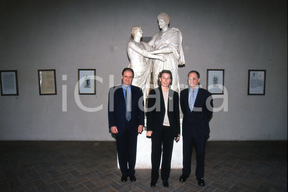 35mm vintage slide* 2000 ROMA TV Michel THOULOUZE e Giovanna MELANDRI (2)  Diapositiva d'epoca, in formato 35 mm.CONDIZIONI: GOODNella diapositiva realizzata nel palazzo Altemps in occasione della firma impegno con governo italiano per i film italiani appare anche Pierre Lescure presidente di Canal +.E' severamente vietata la riproduzione. Tutti i diritti sono riservati.Nella diapositiva ICharta mette in vendita, sul negozio eBay e in esclusiva sul sito "icharta" il proprio archivio composto da numerose diapositive e negativi fotografici d'epoca, tutti originali e autentici, che attraversano la storia del costume italiano tra gli la fine degli anni Sessanta e Novanta.Si tratta di uno sguardo inedito sull'attualit&agrave;, la politica, la vita quotidiana, il gossip e la cultura, che fotografa il cambiamento della nazione in quest'ultimo scorcio del XX secolo. Un'occasione unica per il mercato del collezionismo, che vede finalmente disponibile un archivio eccezionale per vastit&agrave;, tematiche e condizioni, in un settore (il negativo fotografico e la diapositiva) di assoluta novit&agrave; e dalle interessanti prospettive di investimento. GOOD/buono   originale e autentica 1