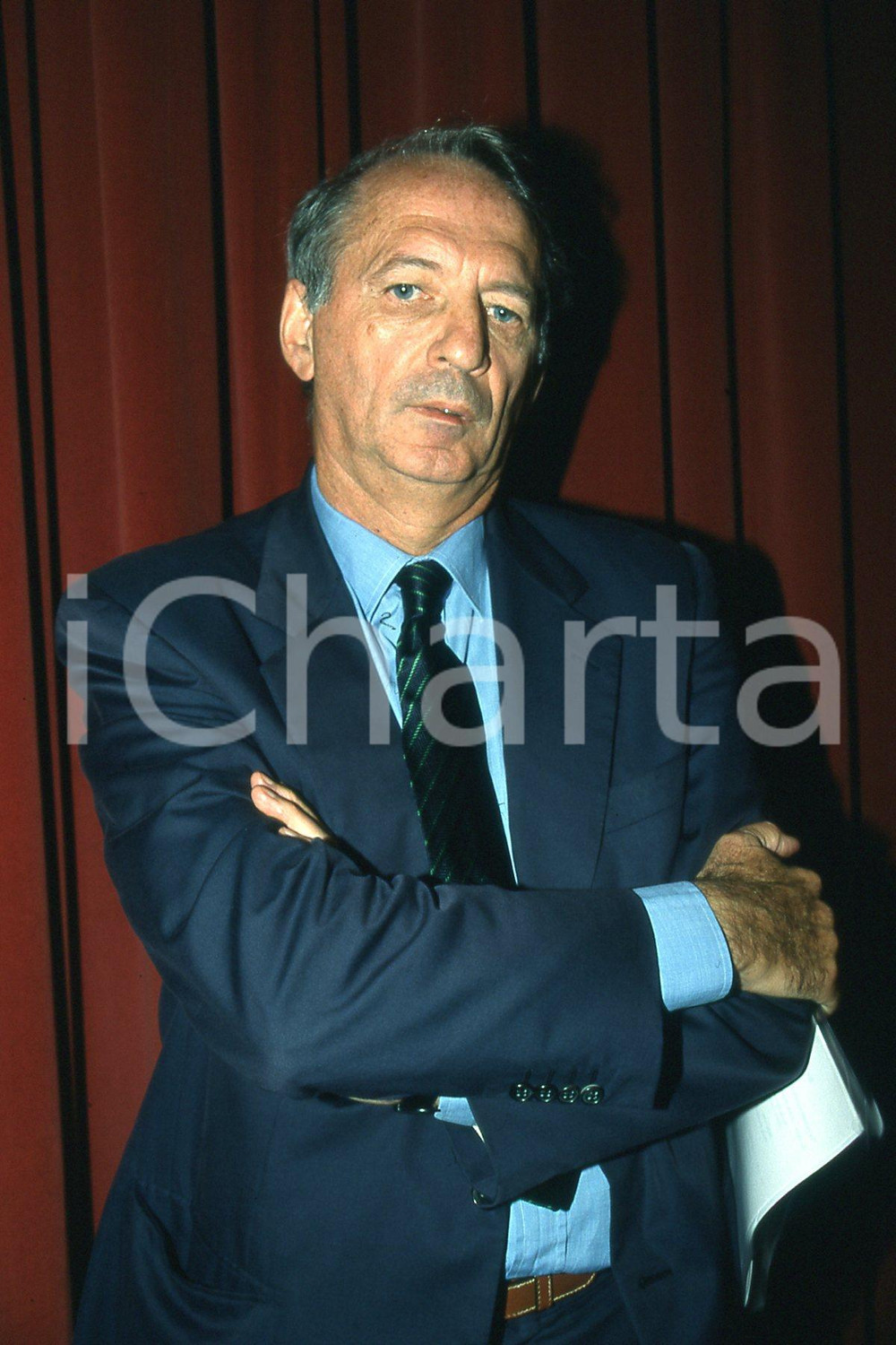 35mm vintage slide* 1998 MILANO Teatro Manzoni Alberto BAULI a convegno (2)  Diapositiva d'epoca, in formato 35 mm.CONDIZIONI: GOODNella diapositiva &egrave; ritratto alla Settimana della comunicazione d'impresa.E' severamente vietata la riproduzione. Tutti i diritti sono riservati.Nella diapositiva ICharta mette in vendita, sul negozio eBay e in esclusiva sul sito "icharta" il proprio archivio composto da numerose diapositive e negativi fotografici d'epoca, tutti originali e autentici, che attraversano la storia del costume italiano tra gli la fine degli anni Sessanta e Novanta.Si tratta di uno sguardo inedito sull'attualit&agrave;, la politica, la vita quotidiana, il gossip e la cultura, che fotografa il cambiamento della nazione in quest'ultimo scorcio del XX secolo. Un'occasione unica per il mercato del collezionismo, che vede finalmente disponibile un archivio eccezionale per vastit&agrave;, tematiche e condizioni, in un settore (il negativo fotografico e la diapositiva) di assoluta novit&agrave; e dalle interessanti prospettive di investimento. GOOD/buono   originale e autentica 1