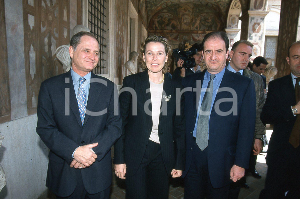 35mm vintage slide* 2000 ROMA TV Michel THOULOUZE e Giovanna MELANDRI (3)  Diapositiva d'epoca, in formato 35 mm.CONDIZIONI: GOODNella diapositiva realizzata nel palazzo Altemps in occasione della firma impegno con governo italiano per i film italiani appare anche Pierre Lescure presidente di Canal +.E' severamente vietata la riproduzione. Tutti i diritti sono riservati.Nella diapositiva ICharta mette in vendita, sul negozio eBay e in esclusiva sul sito "icharta" il proprio archivio composto da numerose diapositive e negativi fotografici d'epoca, tutti originali e autentici, che attraversano la storia del costume italiano tra gli la fine degli anni Sessanta e Novanta.Si tratta di uno sguardo inedito sull'attualit&agrave;, la politica, la vita quotidiana, il gossip e la cultura, che fotografa il cambiamento della nazione in quest'ultimo scorcio del XX secolo. Un'occasione unica per il mercato del collezionismo, che vede finalmente disponibile un archivio eccezionale per vastit&agrave;, tematiche e condizioni, in un settore (il negativo fotografico e la diapositiva) di assoluta novit&agrave; e dalle interessanti prospettive di investimento. GOOD/buono   originale e autentica 1