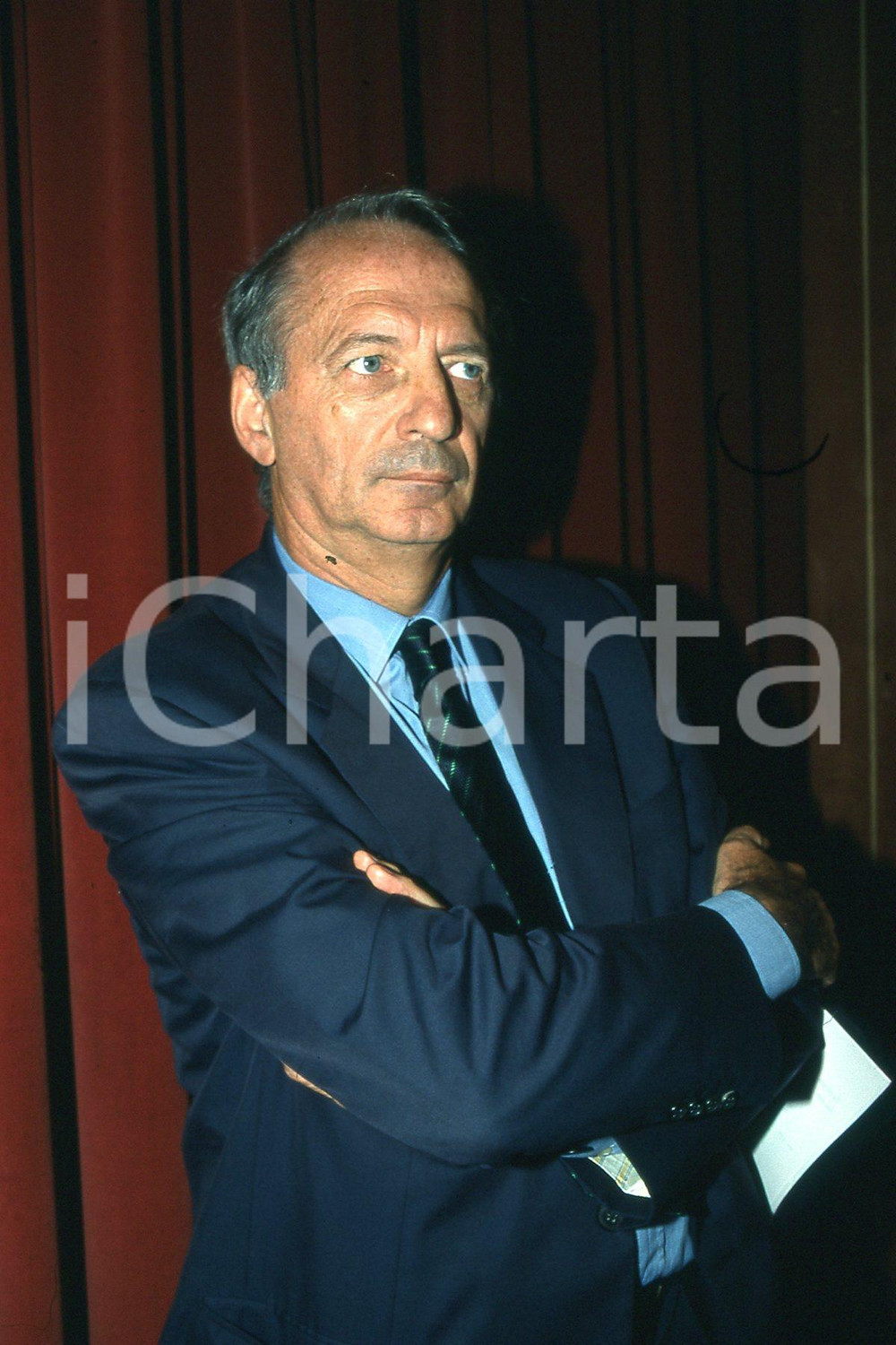 35mm vintage slide* 1998 MILANO Teatro Manzoni Alberto BAULI a convegno (4)  Diapositiva d'epoca, in formato 35 mm.CONDIZIONI: GOODNella diapositiva &egrave; ritratto alla Settimana della comunicazione d'impresa.E' severamente vietata la riproduzione. Tutti i diritti sono riservati.Nella diapositiva ICharta mette in vendita, sul negozio eBay e in esclusiva sul sito "icharta" il proprio archivio composto da numerose diapositive e negativi fotografici d'epoca, tutti originali e autentici, che attraversano la storia del costume italiano tra gli la fine degli anni Sessanta e Novanta.Si tratta di uno sguardo inedito sull'attualit&agrave;, la politica, la vita quotidiana, il gossip e la cultura, che fotografa il cambiamento della nazione in quest'ultimo scorcio del XX secolo. Un'occasione unica per il mercato del collezionismo, che vede finalmente disponibile un archivio eccezionale per vastit&agrave;, tematiche e condizioni, in un settore (il negativo fotografico e la diapositiva) di assoluta novit&agrave; e dalle interessanti prospettive di investimento. GOOD/buono   originale e autentica 1