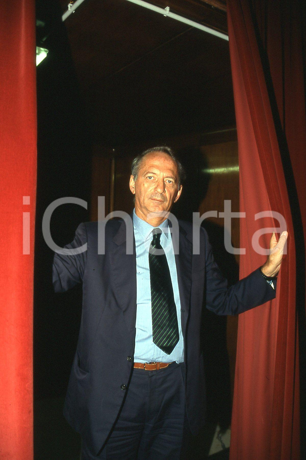 35mm vintage slide* 1998 MILANO Teatro Manzoni Alberto BAULI a convegno (9)  Diapositiva d'epoca, in formato 35 mm.CONDIZIONI: GOODNella diapositiva &egrave; ritratto alla Settimana della comunicazione d'impresa.E' severamente vietata la riproduzione. Tutti i diritti sono riservati.Nella diapositiva ICharta mette in vendita, sul negozio eBay e in esclusiva sul sito "icharta" il proprio archivio composto da numerose diapositive e negativi fotografici d'epoca, tutti originali e autentici, che attraversano la storia del costume italiano tra gli la fine degli anni Sessanta e Novanta.Si tratta di uno sguardo inedito sull'attualit&agrave;, la politica, la vita quotidiana, il gossip e la cultura, che fotografa il cambiamento della nazione in quest'ultimo scorcio del XX secolo. Un'occasione unica per il mercato del collezionismo, che vede finalmente disponibile un archivio eccezionale per vastit&agrave;, tematiche e condizioni, in un settore (il negativo fotografico e la diapositiva) di assoluta novit&agrave; e dalle interessanti prospettive di investimento. GOOD/buono   originale e autentica 1