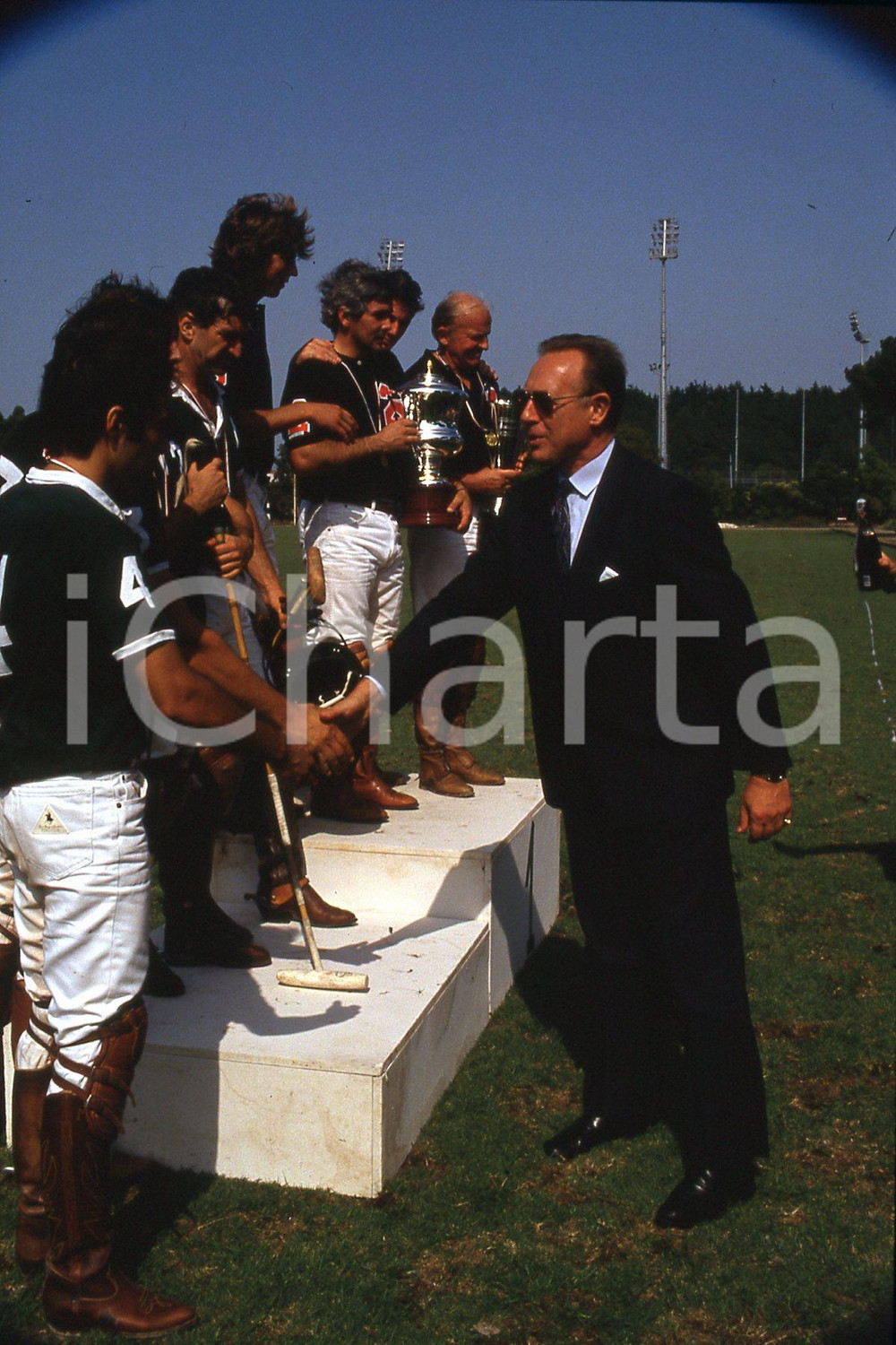 35mm vintage slide* 1990 ROMA Duca Amedeo di SAVOIA-AOSTA premia a partita polo  Diapositiva d'epoca, in formato 35 mm.CONDIZIONI: GOODE' severamente vietata la riproduzione. Tutti i diritti sono riservati.Nella diapositiva ICharta mette in vendita, sul negozio eBay e in esclusiva sul sito "icharta" il proprio archivio composto da numerose diapositive e negativi fotografici d'epoca, tutti originali e autentici, che attraversano la storia del costume italiano tra gli la fine degli anni Sessanta e Novanta.Si tratta di uno sguardo inedito sull'attualit&agrave;, la politica, la vita quotidiana, il gossip e la cultura, che fotografa il cambiamento della nazione in quest'ultimo scorcio del XX secolo. Un'occasione unica per il mercato del collezionismo, che vede finalmente disponibile un archivio eccezionale per vastit&agrave;, tematiche e condizioni, in un settore (il negativo fotografico e la diapositiva) di assoluta novit&agrave; e dalle interessanti prospettive di investimento. GOOD/buono   originale e autentica 1