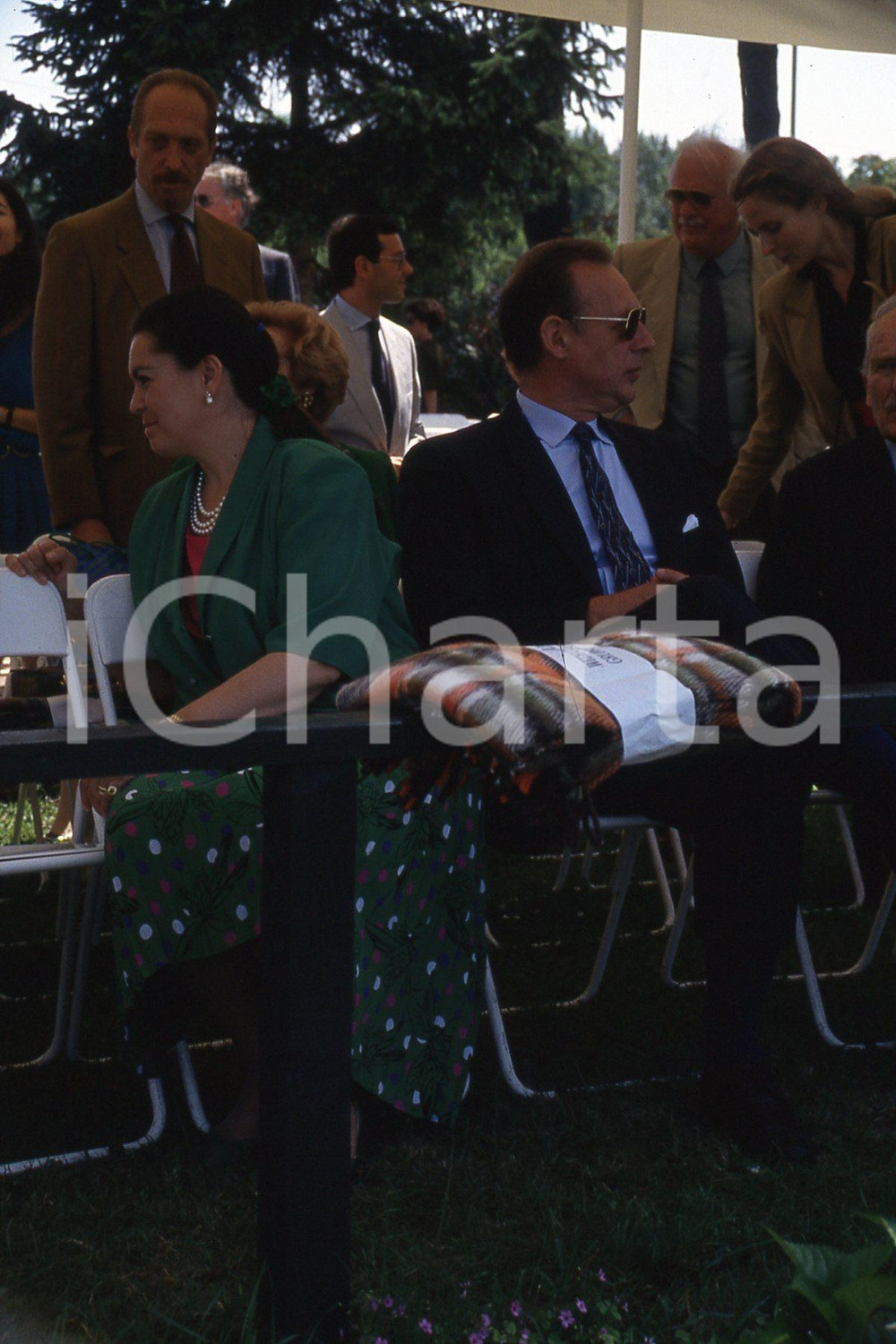 35mm vintage slide* 1990 ROMA Duca Amedeo di SAVOIA-AOSTA e Silvia PATERNO'  Diapositiva d'epoca, in formato 35 mm.CONDIZIONI: GOODNella diapositiva assistono a partita di polo.E' severamente vietata la riproduzione. Tutti i diritti sono riservati.Nella diapositiva ICharta mette in vendita, sul negozio eBay e in esclusiva sul sito "icharta" il proprio archivio composto da numerose diapositive e negativi fotografici d'epoca, tutti originali e autentici, che attraversano la storia del costume italiano tra gli la fine degli anni Sessanta e Novanta.Si tratta di uno sguardo inedito sull'attualit&agrave;, la politica, la vita quotidiana, il gossip e la cultura, che fotografa il cambiamento della nazione in quest'ultimo scorcio del XX secolo. Un'occasione unica per il mercato del collezionismo, che vede finalmente disponibile un archivio eccezionale per vastit&agrave;, tematiche e condizioni, in un settore (il negativo fotografico e la diapositiva) di assoluta novit&agrave; e dalle interessanti prospettive di investimento. GOOD/buono   originale e autentica 1