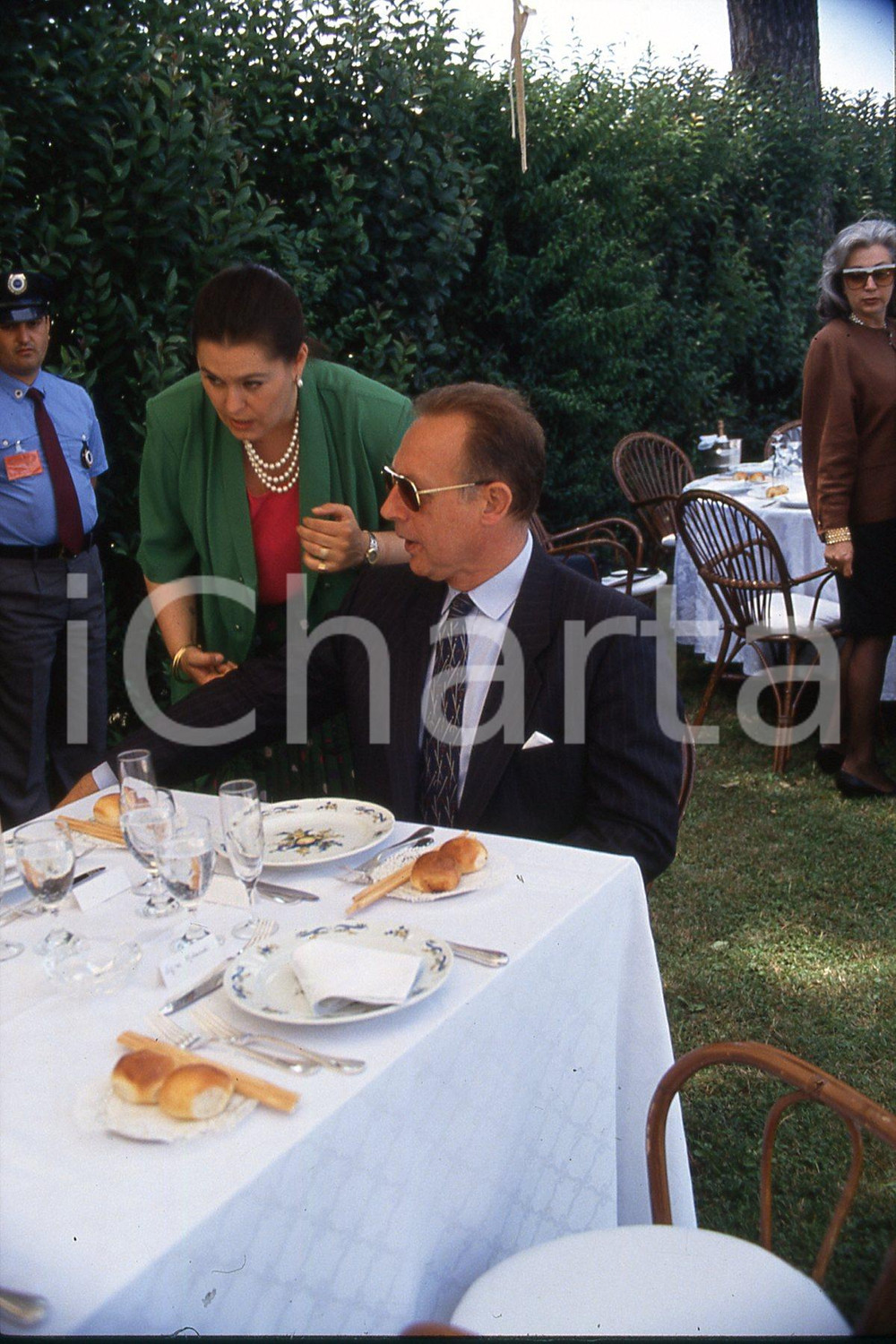 35mm vintage slide* 1990 ROMA Duca Amedeo di SAVOIA-AOSTA e Silvia PATERNO' (1)  Diapositiva d'epoca, in formato 35 mm.CONDIZIONI: GOODNella diapositiva sono al pranzo dopo partita di polo.E' severamente vietata la riproduzione. Tutti i diritti sono riservati.Nella diapositiva ICharta mette in vendita, sul negozio eBay e in esclusiva sul sito "icharta" il proprio archivio composto da numerose diapositive e negativi fotografici d'epoca, tutti originali e autentici, che attraversano la storia del costume italiano tra gli la fine degli anni Sessanta e Novanta.Si tratta di uno sguardo inedito sull'attualit&agrave;, la politica, la vita quotidiana, il gossip e la cultura, che fotografa il cambiamento della nazione in quest'ultimo scorcio del XX secolo. Un'occasione unica per il mercato del collezionismo, che vede finalmente disponibile un archivio eccezionale per vastit&agrave;, tematiche e condizioni, in un settore (il negativo fotografico e la diapositiva) di assoluta novit&agrave; e dalle interessanti prospettive di investimento. GOOD/buono   originale e autentica 1