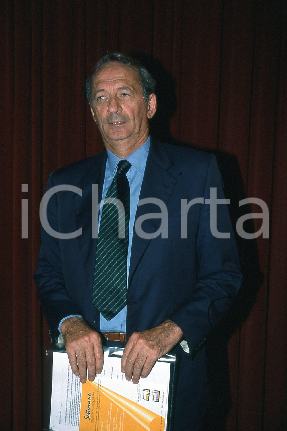 35mm vintage slide* 1998 MILANO Teatro Manzoni Alberto BAULI a convegno (11)  Diapositiva d'epoca, in formato 35 mm.CONDIZIONI: GOODNella diapositiva &egrave; ritratto alla Settimana della comunicazione d'impresa.E' severamente vietata la riproduzione. Tutti i diritti sono riservati.Nella diapositiva ICharta mette in vendita, sul negozio eBay e in esclusiva sul sito "icharta" il proprio archivio composto da numerose diapositive e negativi fotografici d'epoca, tutti originali e autentici, che attraversano la storia del costume italiano tra gli la fine degli anni Sessanta e Novanta.Si tratta di uno sguardo inedito sull'attualit&agrave;, la politica, la vita quotidiana, il gossip e la cultura, che fotografa il cambiamento della nazione in quest'ultimo scorcio del XX secolo. Un'occasione unica per il mercato del collezionismo, che vede finalmente disponibile un archivio eccezionale per vastit&agrave;, tematiche e condizioni, in un settore (il negativo fotografico e la diapositiva) di assoluta novit&agrave; e dalle interessanti prospettive di investimento. GOOD/buono   originale e autentica 1