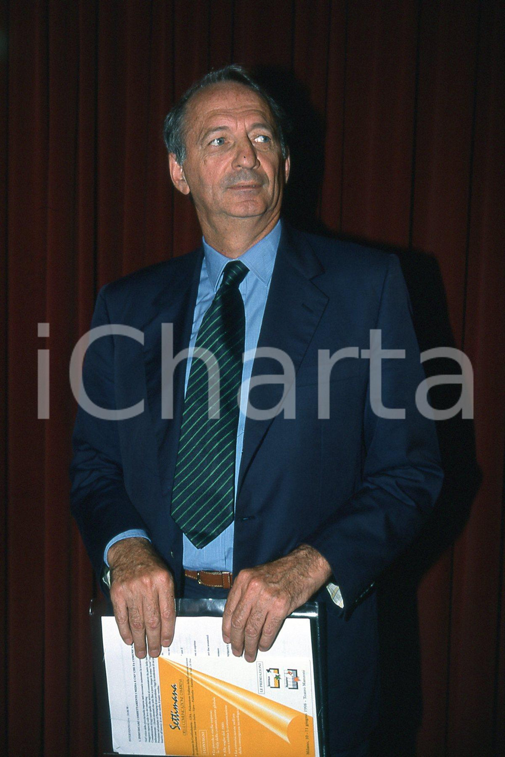 35mm vintage slide* 1998 MILANO Teatro Manzoni Alberto BAULI a convegno (12)  Diapositiva d'epoca, in formato 35 mm.CONDIZIONI: GOODNella diapositiva &egrave; ritratto alla Settimana della comunicazione d'impresa.E' severamente vietata la riproduzione. Tutti i diritti sono riservati.Nella diapositiva ICharta mette in vendita, sul negozio eBay e in esclusiva sul sito "icharta" il proprio archivio composto da numerose diapositive e negativi fotografici d'epoca, tutti originali e autentici, che attraversano la storia del costume italiano tra gli la fine degli anni Sessanta e Novanta.Si tratta di uno sguardo inedito sull'attualit&agrave;, la politica, la vita quotidiana, il gossip e la cultura, che fotografa il cambiamento della nazione in quest'ultimo scorcio del XX secolo. Un'occasione unica per il mercato del collezionismo, che vede finalmente disponibile un archivio eccezionale per vastit&agrave;, tematiche e condizioni, in un settore (il negativo fotografico e la diapositiva) di assoluta novit&agrave; e dalle interessanti prospettive di investimento. GOOD/buono   originale e autentica 1