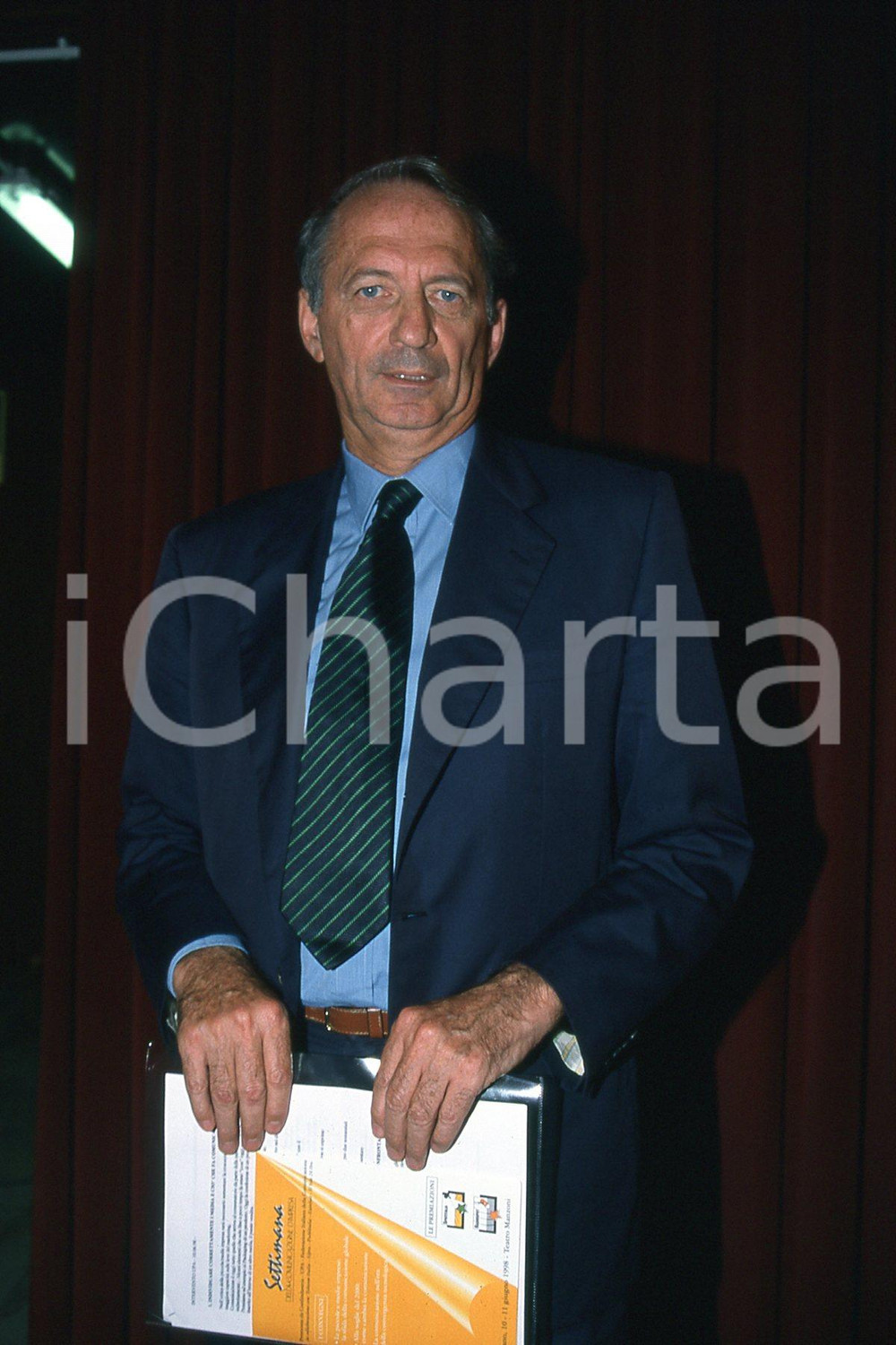 35mm vintage slide* 1998 MILANO Teatro Manzoni Alberto BAULI a convegno (13)  Diapositiva d'epoca, in formato 35 mm.CONDIZIONI: GOODNella diapositiva &egrave; ritratto alla Settimana della comunicazione d'impresa.E' severamente vietata la riproduzione. Tutti i diritti sono riservati.Nella diapositiva ICharta mette in vendita, sul negozio eBay e in esclusiva sul sito "icharta" il proprio archivio composto da numerose diapositive e negativi fotografici d'epoca, tutti originali e autentici, che attraversano la storia del costume italiano tra gli la fine degli anni Sessanta e Novanta.Si tratta di uno sguardo inedito sull'attualit&agrave;, la politica, la vita quotidiana, il gossip e la cultura, che fotografa il cambiamento della nazione in quest'ultimo scorcio del XX secolo. Un'occasione unica per il mercato del collezionismo, che vede finalmente disponibile un archivio eccezionale per vastit&agrave;, tematiche e condizioni, in un settore (il negativo fotografico e la diapositiva) di assoluta novit&agrave; e dalle interessanti prospettive di investimento. GOOD/buono   originale e autentica 1