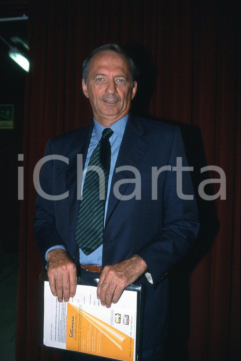 35mm vintage slide* 1998 MILANO Teatro Manzoni Alberto BAULI a convegno (14)  Diapositiva d'epoca, in formato 35 mm.CONDIZIONI: GOODNella diapositiva &egrave; ritratto alla Settimana della comunicazione d'impresa.E' severamente vietata la riproduzione. Tutti i diritti sono riservati.Nella diapositiva ICharta mette in vendita, sul negozio eBay e in esclusiva sul sito "icharta" il proprio archivio composto da numerose diapositive e negativi fotografici d'epoca, tutti originali e autentici, che attraversano la storia del costume italiano tra gli la fine degli anni Sessanta e Novanta.Si tratta di uno sguardo inedito sull'attualit&agrave;, la politica, la vita quotidiana, il gossip e la cultura, che fotografa il cambiamento della nazione in quest'ultimo scorcio del XX secolo. Un'occasione unica per il mercato del collezionismo, che vede finalmente disponibile un archivio eccezionale per vastit&agrave;, tematiche e condizioni, in un settore (il negativo fotografico e la diapositiva) di assoluta novit&agrave; e dalle interessanti prospettive di investimento. GOOD/buono   originale e autentica 1
