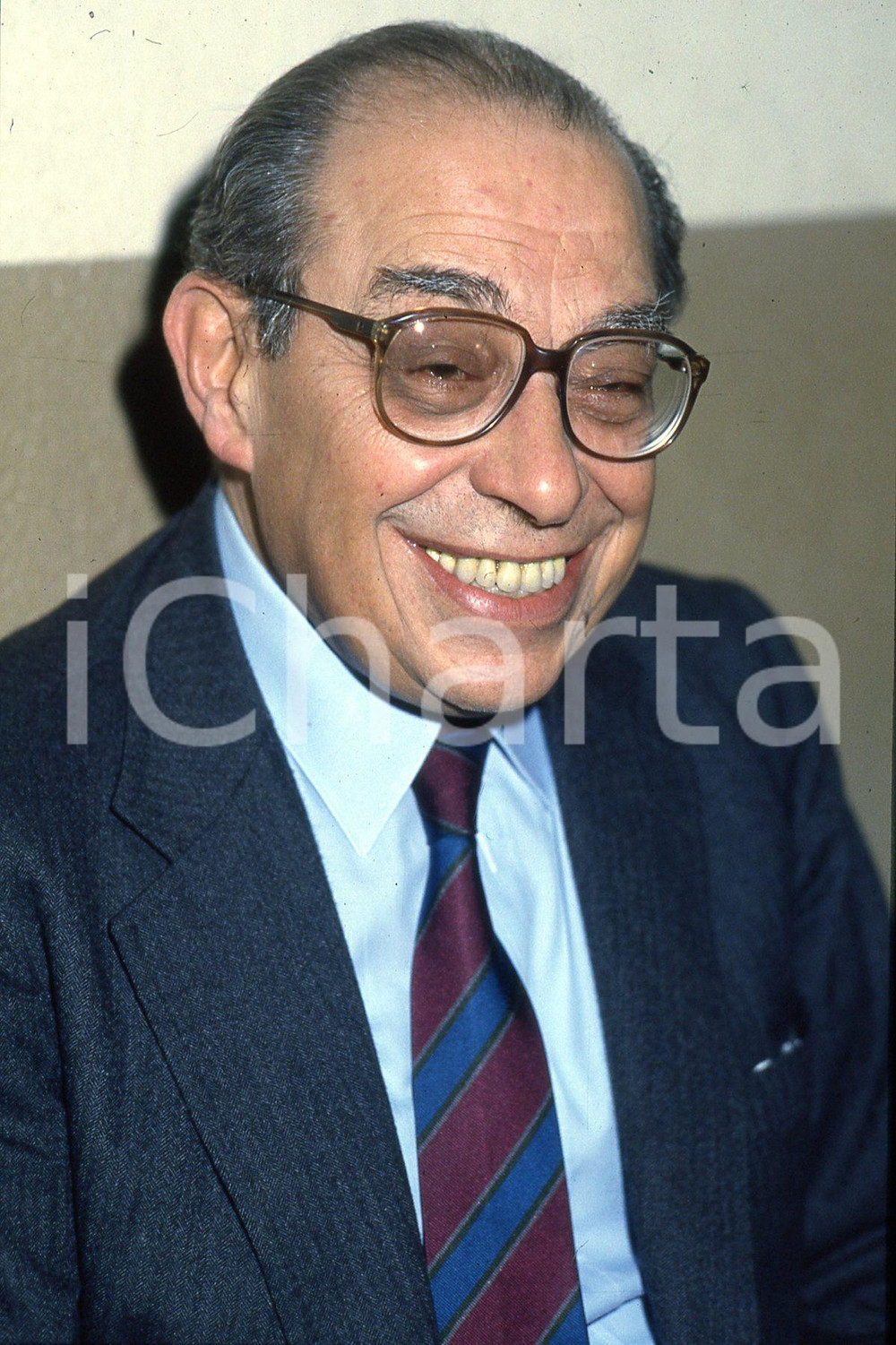 35mm vintage slide* 1990 ITALIA COSTUME Ferdinando VENTRIGLIA ritratto (1)  Diapositiva d'epoca, in formato 35 mm.CONDIZIONI: GOODE' severamente vietata la riproduzione. Tutti i diritti sono riservati.Nella diapositiva ICharta mette in vendita, sul negozio eBay e in esclusiva sul sito "icharta" il proprio archivio composto da numerose diapositive e negativi fotografici d'epoca, tutti originali e autentici, che attraversano la storia del costume italiano tra gli la fine degli anni Sessanta e Novanta.Si tratta di uno sguardo inedito sull'attualit&agrave;, la politica, la vita quotidiana, il gossip e la cultura, che fotografa il cambiamento della nazione in quest'ultimo scorcio del XX secolo. Un'occasione unica per il mercato del collezionismo, che vede finalmente disponibile un archivio eccezionale per vastit&agrave;, tematiche e condizioni, in un settore (il negativo fotografico e la diapositiva) di assoluta novit&agrave; e dalle interessanti prospettive di investimento. GOOD/buono   originale e autentica 1