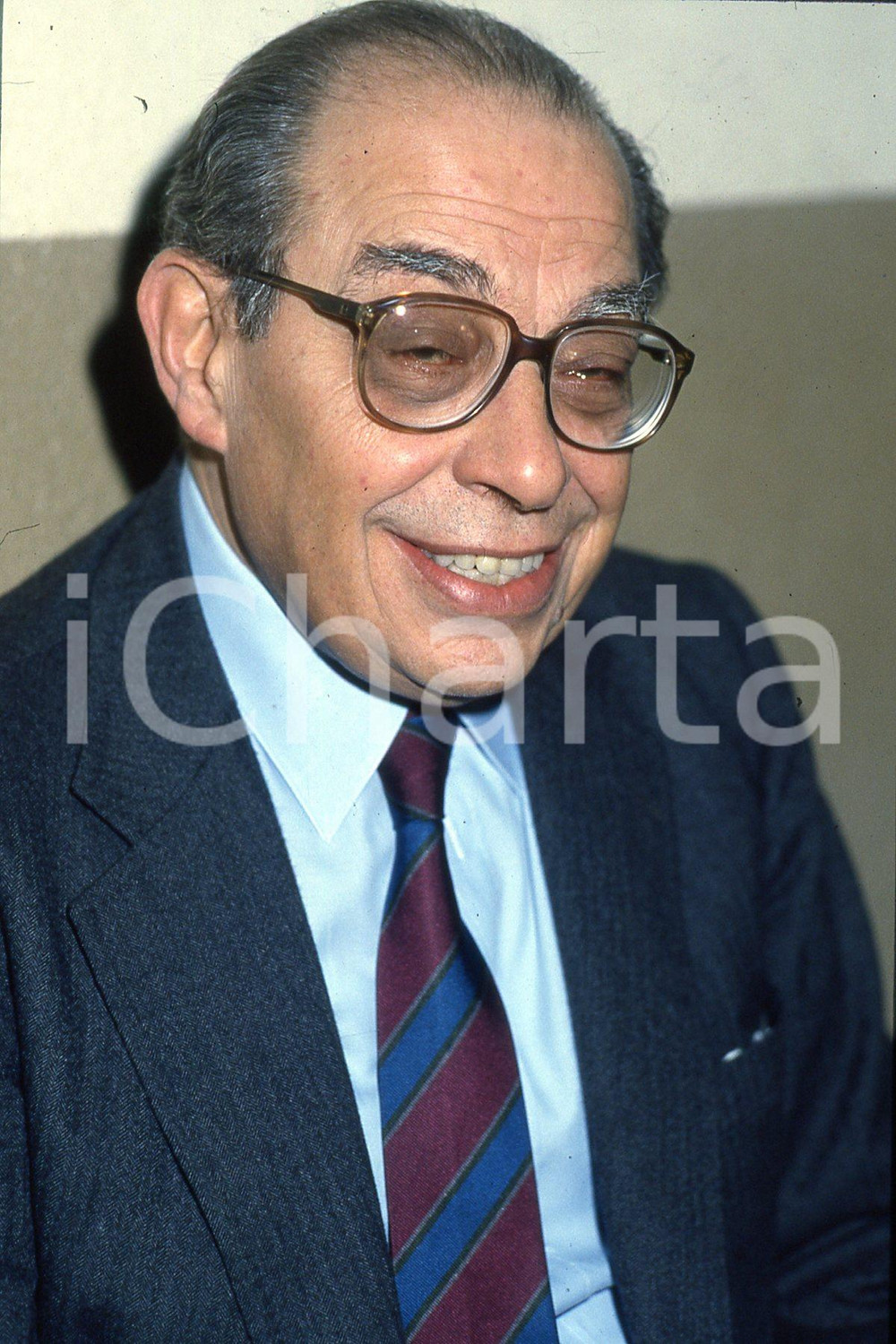35mm vintage slide* 1990 ITALIA COSTUME Ferdinando VENTRIGLIA ritratto (2)  Diapositiva d'epoca, in formato 35 mm.CONDIZIONI: GOODE' severamente vietata la riproduzione. Tutti i diritti sono riservati.Nella diapositiva ICharta mette in vendita, sul negozio eBay e in esclusiva sul sito "icharta" il proprio archivio composto da numerose diapositive e negativi fotografici d'epoca, tutti originali e autentici, che attraversano la storia del costume italiano tra gli la fine degli anni Sessanta e Novanta.Si tratta di uno sguardo inedito sull'attualit&agrave;, la politica, la vita quotidiana, il gossip e la cultura, che fotografa il cambiamento della nazione in quest'ultimo scorcio del XX secolo. Un'occasione unica per il mercato del collezionismo, che vede finalmente disponibile un archivio eccezionale per vastit&agrave;, tematiche e condizioni, in un settore (il negativo fotografico e la diapositiva) di assoluta novit&agrave; e dalle interessanti prospettive di investimento. GOOD/buono   originale e autentica 1