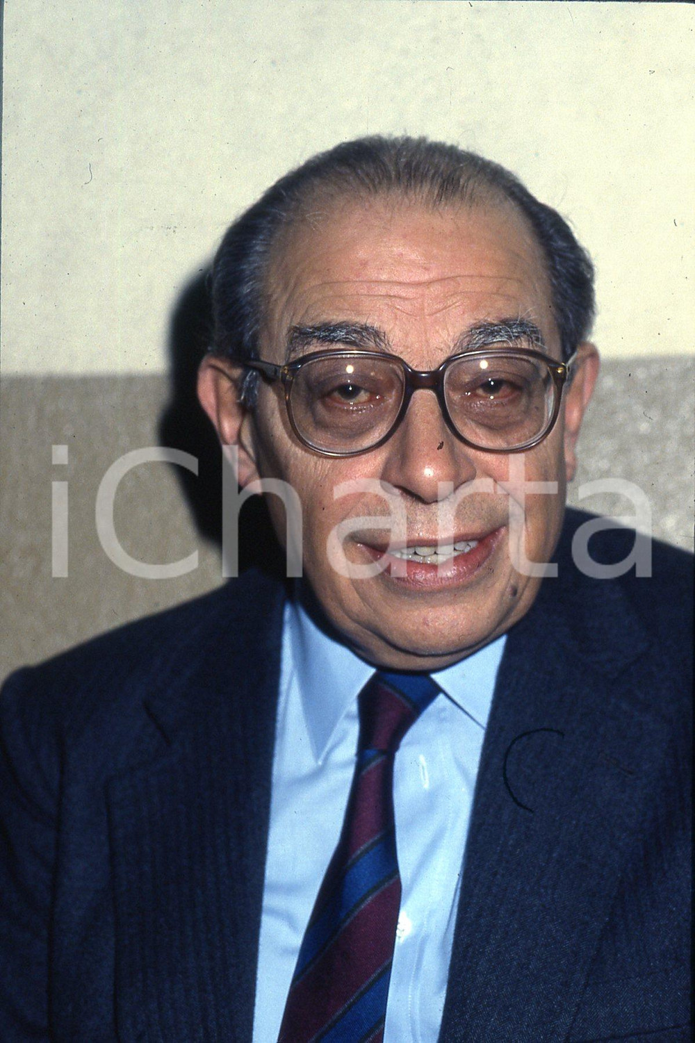 35mm vintage slide* 1990 ITALIA COSTUME Ferdinando VENTRIGLIA ritratto (3)  Diapositiva d'epoca, in formato 35 mm.CONDIZIONI: GOODE' severamente vietata la riproduzione. Tutti i diritti sono riservati.Nella diapositiva ICharta mette in vendita, sul negozio eBay e in esclusiva sul sito "icharta" il proprio archivio composto da numerose diapositive e negativi fotografici d'epoca, tutti originali e autentici, che attraversano la storia del costume italiano tra gli la fine degli anni Sessanta e Novanta.Si tratta di uno sguardo inedito sull'attualit&agrave;, la politica, la vita quotidiana, il gossip e la cultura, che fotografa il cambiamento della nazione in quest'ultimo scorcio del XX secolo. Un'occasione unica per il mercato del collezionismo, che vede finalmente disponibile un archivio eccezionale per vastit&agrave;, tematiche e condizioni, in un settore (il negativo fotografico e la diapositiva) di assoluta novit&agrave; e dalle interessanti prospettive di investimento. GOOD/buono   originale e autentica 1