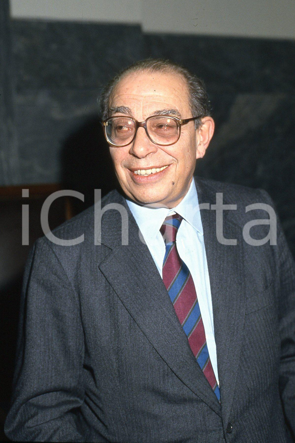 35mm vintage slide* 1990 ITALIA COSTUME Ferdinando VENTRIGLIA ritratto (5)  Diapositiva d'epoca, in formato 35 mm.CONDIZIONI: GOODE' severamente vietata la riproduzione. Tutti i diritti sono riservati.Nella diapositiva ICharta mette in vendita, sul negozio eBay e in esclusiva sul sito "icharta" il proprio archivio composto da numerose diapositive e negativi fotografici d'epoca, tutti originali e autentici, che attraversano la storia del costume italiano tra gli la fine degli anni Sessanta e Novanta.Si tratta di uno sguardo inedito sull'attualit&agrave;, la politica, la vita quotidiana, il gossip e la cultura, che fotografa il cambiamento della nazione in quest'ultimo scorcio del XX secolo. Un'occasione unica per il mercato del collezionismo, che vede finalmente disponibile un archivio eccezionale per vastit&agrave;, tematiche e condizioni, in un settore (il negativo fotografico e la diapositiva) di assoluta novit&agrave; e dalle interessanti prospettive di investimento. GOOD/buono   originale e autentica 1