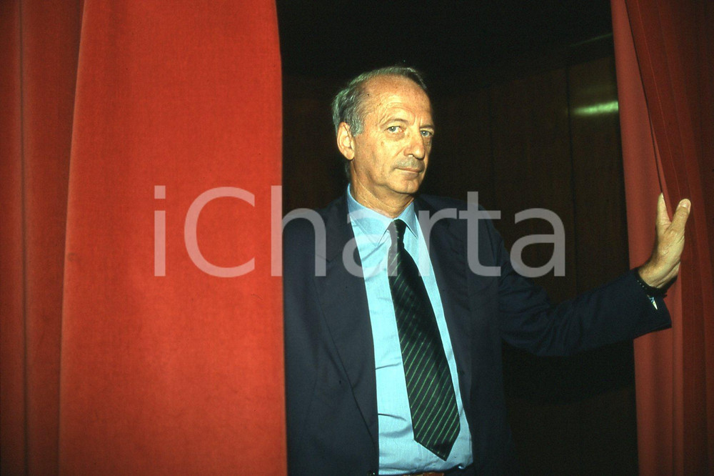 35mm vintage slide* 1998 MILANO Teatro Manzoni Alberto BAULI a convegno (5)  Diapositiva d'epoca, in formato 35 mm.CONDIZIONI: GOODNella diapositiva &egrave; ritratto alla Settimana della comunicazione d'impresa.E' severamente vietata la riproduzione. Tutti i diritti sono riservati.Nella diapositiva ICharta mette in vendita, sul negozio eBay e in esclusiva sul sito "icharta" il proprio archivio composto da numerose diapositive e negativi fotografici d'epoca, tutti originali e autentici, che attraversano la storia del costume italiano tra gli la fine degli anni Sessanta e Novanta.Si tratta di uno sguardo inedito sull'attualit&agrave;, la politica, la vita quotidiana, il gossip e la cultura, che fotografa il cambiamento della nazione in quest'ultimo scorcio del XX secolo. Un'occasione unica per il mercato del collezionismo, che vede finalmente disponibile un archivio eccezionale per vastit&agrave;, tematiche e condizioni, in un settore (il negativo fotografico e la diapositiva) di assoluta novit&agrave; e dalle interessanti prospettive di investimento. GOOD/buono   originale e autentica 1