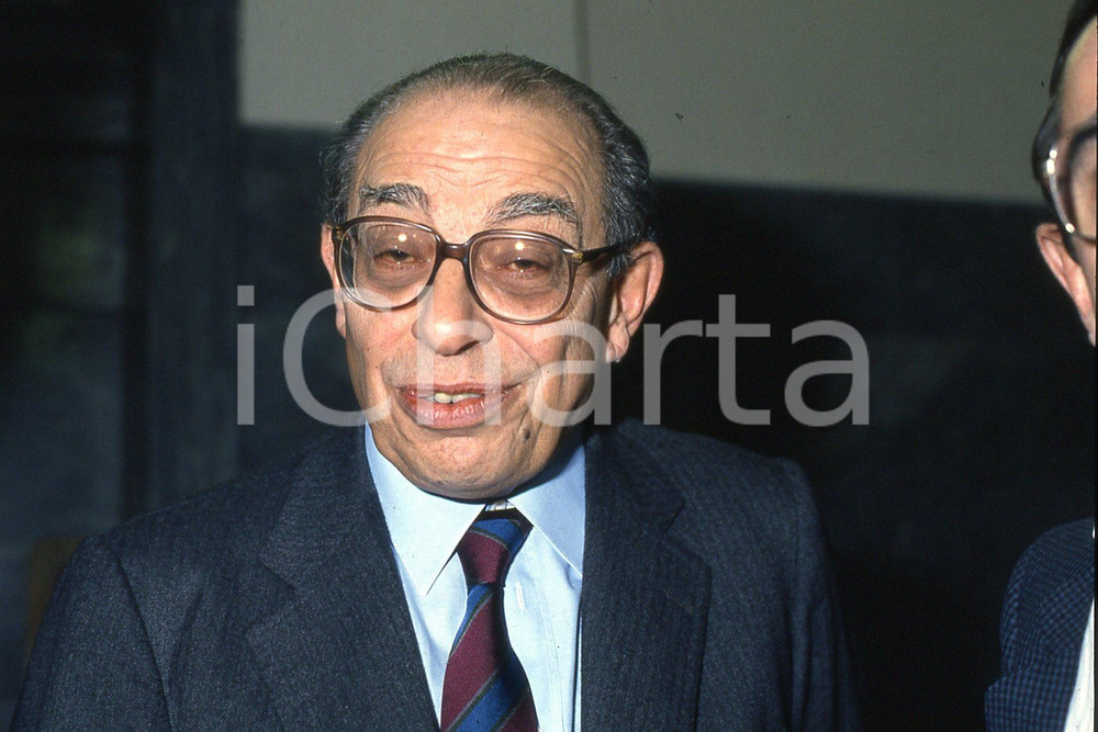 35mm vintage slide* 1990 ITALIA COSTUME Ferdinando VENTRIGLIA ritratto (11)  Diapositiva d'epoca, in formato 35 mm.CONDIZIONI: GOODE' severamente vietata la riproduzione. Tutti i diritti sono riservati.Nella diapositiva ICharta mette in vendita, sul negozio eBay e in esclusiva sul sito "icharta" il proprio archivio composto da numerose diapositive e negativi fotografici d'epoca, tutti originali e autentici, che attraversano la storia del costume italiano tra gli la fine degli anni Sessanta e Novanta.Si tratta di uno sguardo inedito sull'attualit&agrave;, la politica, la vita quotidiana, il gossip e la cultura, che fotografa il cambiamento della nazione in quest'ultimo scorcio del XX secolo. Un'occasione unica per il mercato del collezionismo, che vede finalmente disponibile un archivio eccezionale per vastit&agrave;, tematiche e condizioni, in un settore (il negativo fotografico e la diapositiva) di assoluta novit&agrave; e dalle interessanti prospettive di investimento. GOOD/buono   originale e autentica 1