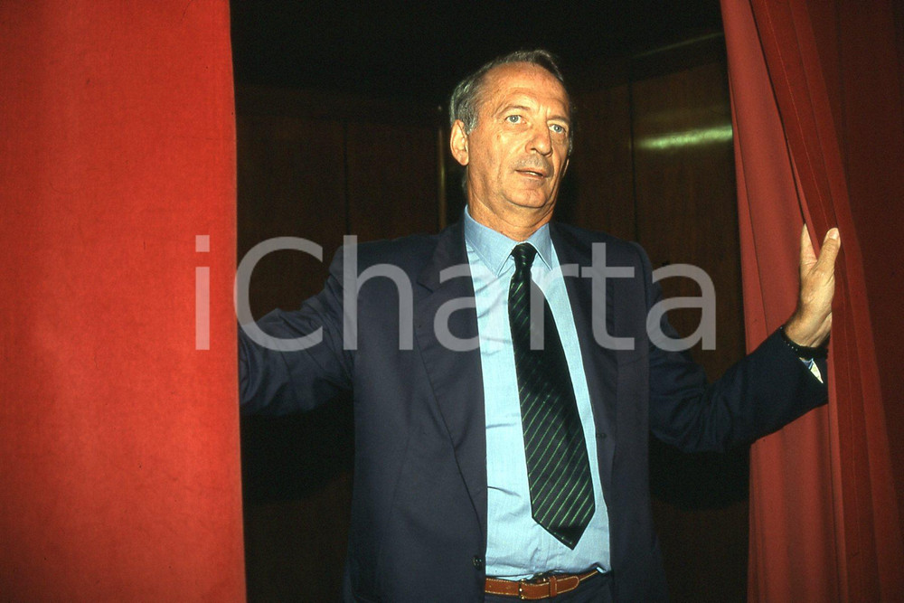 35mm vintage slide* 1998 MILANO Teatro Manzoni Alberto BAULI a convegno (8)  Diapositiva d'epoca, in formato 35 mm.CONDIZIONI: GOODNella diapositiva &egrave; ritratto alla Settimana della comunicazione d'impresa.E' severamente vietata la riproduzione. Tutti i diritti sono riservati.Nella diapositiva ICharta mette in vendita, sul negozio eBay e in esclusiva sul sito "icharta" il proprio archivio composto da numerose diapositive e negativi fotografici d'epoca, tutti originali e autentici, che attraversano la storia del costume italiano tra gli la fine degli anni Sessanta e Novanta.Si tratta di uno sguardo inedito sull'attualit&agrave;, la politica, la vita quotidiana, il gossip e la cultura, che fotografa il cambiamento della nazione in quest'ultimo scorcio del XX secolo. Un'occasione unica per il mercato del collezionismo, che vede finalmente disponibile un archivio eccezionale per vastit&agrave;, tematiche e condizioni, in un settore (il negativo fotografico e la diapositiva) di assoluta novit&agrave; e dalle interessanti prospettive di investimento. GOOD/buono   originale e autentica 1