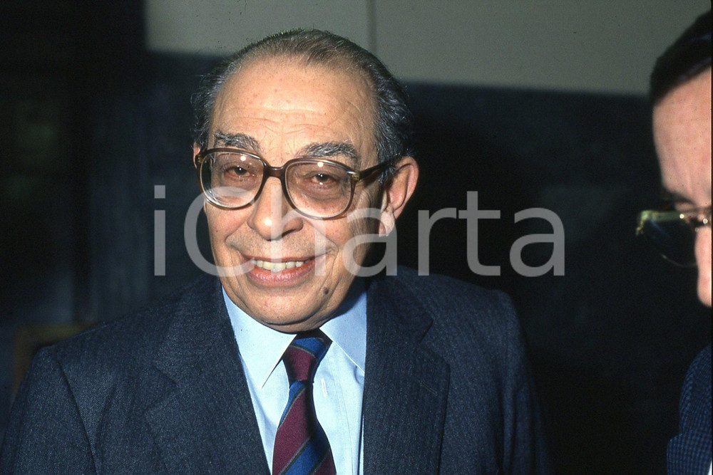 35mm vintage slide* 1990 ITALIA COSTUME Ferdinando VENTRIGLIA ritratto (12)  Diapositiva d'epoca, in formato 35 mm.CONDIZIONI: GOODE' severamente vietata la riproduzione. Tutti i diritti sono riservati.Nella diapositiva ICharta mette in vendita, sul negozio eBay e in esclusiva sul sito "icharta" il proprio archivio composto da numerose diapositive e negativi fotografici d'epoca, tutti originali e autentici, che attraversano la storia del costume italiano tra gli la fine degli anni Sessanta e Novanta.Si tratta di uno sguardo inedito sull'attualit&agrave;, la politica, la vita quotidiana, il gossip e la cultura, che fotografa il cambiamento della nazione in quest'ultimo scorcio del XX secolo. Un'occasione unica per il mercato del collezionismo, che vede finalmente disponibile un archivio eccezionale per vastit&agrave;, tematiche e condizioni, in un settore (il negativo fotografico e la diapositiva) di assoluta novit&agrave; e dalle interessanti prospettive di investimento. GOOD/buono   originale e autentica 1