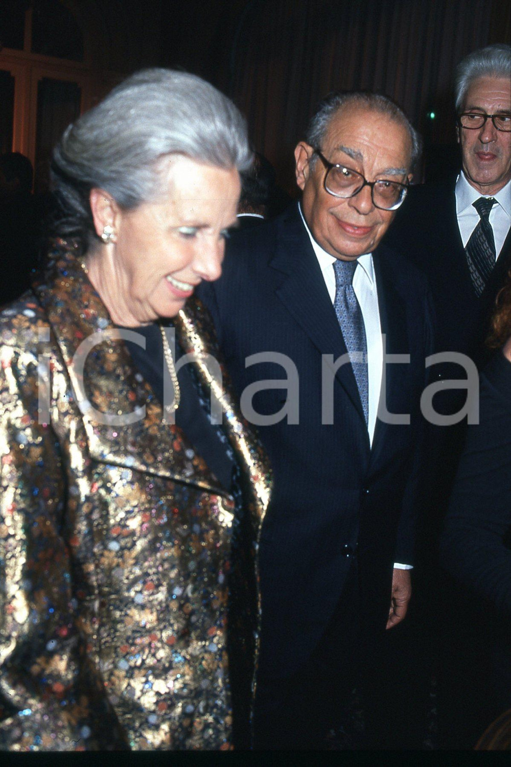 35mm vintage slide* 1991 ROMA Ferdinando VENTRIGLIA ritratto con la moglie (2)  Diapositiva d'epoca, in formato 35 mm.CONDIZIONI: GOODE' severamente vietata la riproduzione. Tutti i diritti sono riservati.Nella diapositiva ICharta mette in vendita, sul negozio eBay e in esclusiva sul sito "icharta" il proprio archivio composto da numerose diapositive e negativi fotografici d'epoca, tutti originali e autentici, che attraversano la storia del costume italiano tra gli la fine degli anni Sessanta e Novanta.Si tratta di uno sguardo inedito sull'attualit&agrave;, la politica, la vita quotidiana, il gossip e la cultura, che fotografa il cambiamento della nazione in quest'ultimo scorcio del XX secolo. Un'occasione unica per il mercato del collezionismo, che vede finalmente disponibile un archivio eccezionale per vastit&agrave;, tematiche e condizioni, in un settore (il negativo fotografico e la diapositiva) di assoluta novit&agrave; e dalle interessanti prospettive di investimento. GOOD/buono   originale e autentica 1