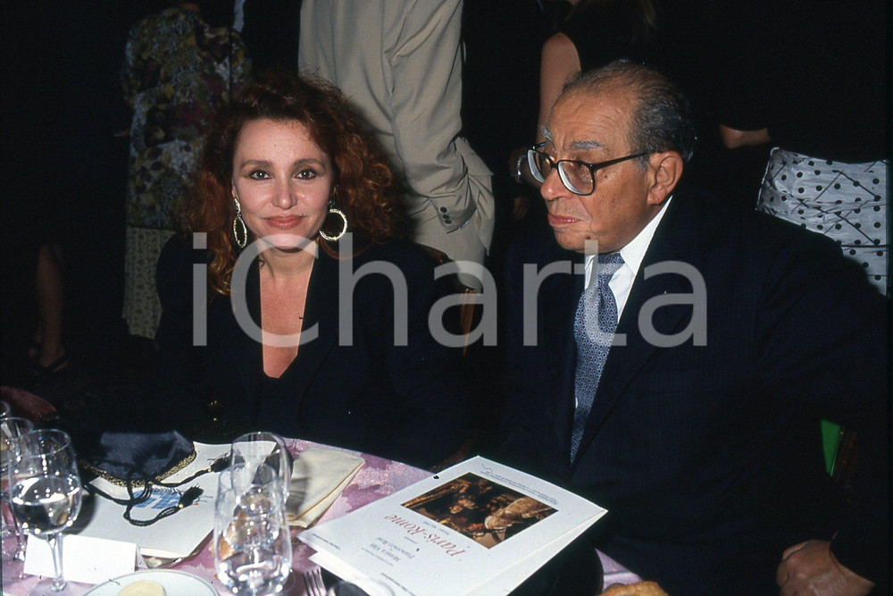 35mm vintage slide* 1991 ROMA Ferdinando VENTRIGLIA ritratto con Adriana RUSSO  Diapositiva d'epoca, in formato 35 mm.CONDIZIONI: GOODE' severamente vietata la riproduzione. Tutti i diritti sono riservati.Nella diapositiva ICharta mette in vendita, sul negozio eBay e in esclusiva sul sito "icharta" il proprio archivio composto da numerose diapositive e negativi fotografici d'epoca, tutti originali e autentici, che attraversano la storia del costume italiano tra gli la fine degli anni Sessanta e Novanta.Si tratta di uno sguardo inedito sull'attualit&agrave;, la politica, la vita quotidiana, il gossip e la cultura, che fotografa il cambiamento della nazione in quest'ultimo scorcio del XX secolo. Un'occasione unica per il mercato del collezionismo, che vede finalmente disponibile un archivio eccezionale per vastit&agrave;, tematiche e condizioni, in un settore (il negativo fotografico e la diapositiva) di assoluta novit&agrave; e dalle interessanti prospettive di investimento. GOOD/buono   originale e autentica 1