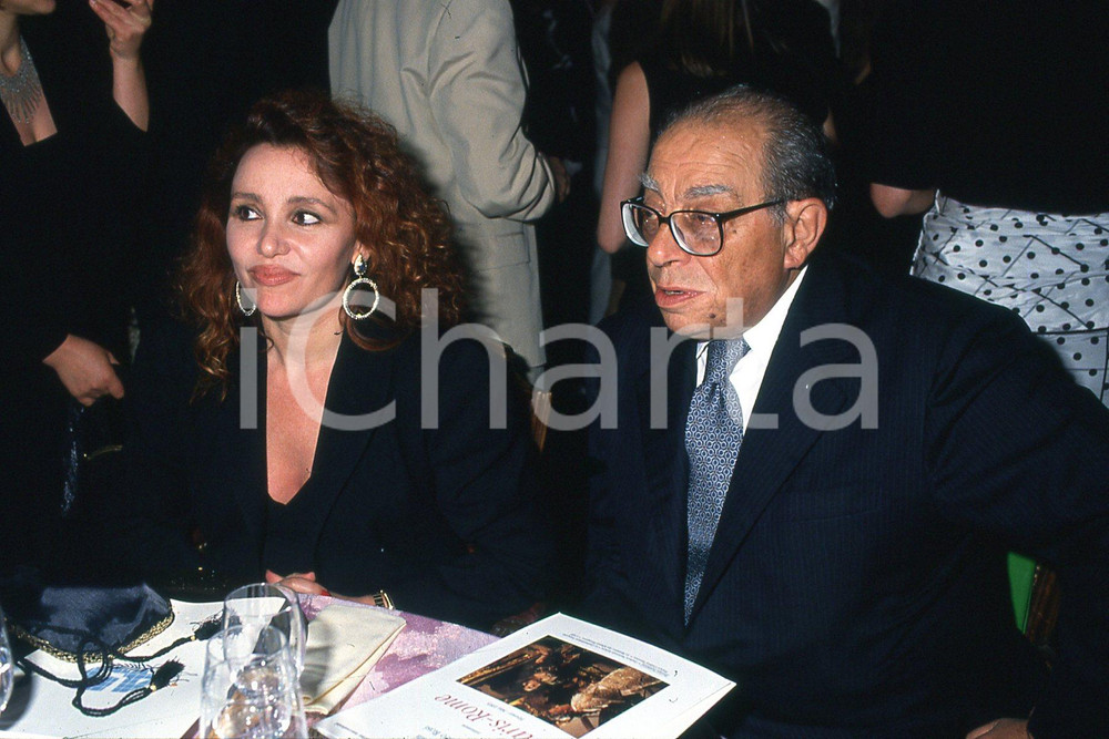 35mm vintage slide* 1991 ROMA Ferdinando VENTRIGLIA ritratto con Adriana RUSSO 1  Diapositiva d'epoca, in formato 35 mm.CONDIZIONI: GOODE' severamente vietata la riproduzione. Tutti i diritti sono riservati.Nella diapositiva ICharta mette in vendita, sul negozio eBay e in esclusiva sul sito "icharta" il proprio archivio composto da numerose diapositive e negativi fotografici d'epoca, tutti originali e autentici, che attraversano la storia del costume italiano tra gli la fine degli anni Sessanta e Novanta.Si tratta di uno sguardo inedito sull'attualit&agrave;, la politica, la vita quotidiana, il gossip e la cultura, che fotografa il cambiamento della nazione in quest'ultimo scorcio del XX secolo. Un'occasione unica per il mercato del collezionismo, che vede finalmente disponibile un archivio eccezionale per vastit&agrave;, tematiche e condizioni, in un settore (il negativo fotografico e la diapositiva) di assoluta novit&agrave; e dalle interessanti prospettive di investimento. GOOD/buono   originale e autentica 1