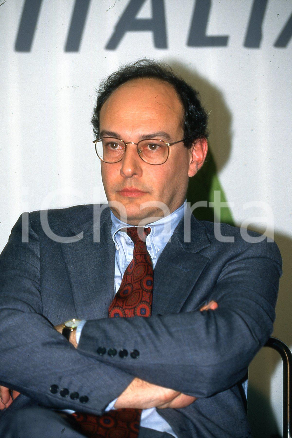 35mm vintage slide* 1987 MILANO RAI 3 Marco VARVELLO ritratto  Diapositiva d'epoca, in formato 35 mm.CONDIZIONI: GOODE' severamente vietata la riproduzione. Tutti i diritti sono riservati.Nella diapositiva ICharta mette in vendita, sul negozio eBay e in esclusiva sul sito "icharta" il proprio archivio composto da numerose diapositive e negativi fotografici d'epoca, tutti originali e autentici, che attraversano la storia del costume italiano tra gli la fine degli anni Sessanta e Novanta.Si tratta di uno sguardo inedito sull'attualit&agrave;, la politica, la vita quotidiana, il gossip e la cultura, che fotografa il cambiamento della nazione in quest'ultimo scorcio del XX secolo. Un'occasione unica per il mercato del collezionismo, che vede finalmente disponibile un archivio eccezionale per vastit&agrave;, tematiche e condizioni, in un settore (il negativo fotografico e la diapositiva) di assoluta novit&agrave; e dalle interessanti prospettive di investimento. GOOD/buono   originale e autentica 1