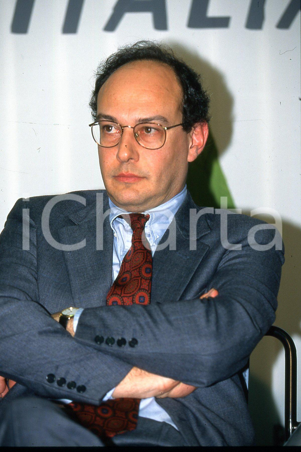 35mm vintage slide* 1987 MILANO RAI 3 Marco VARVELLO ritratto (1)  Diapositiva d'epoca, in formato 35 mm.CONDIZIONI: GOODE' severamente vietata la riproduzione. Tutti i diritti sono riservati.Nella diapositiva ICharta mette in vendita, sul negozio eBay e in esclusiva sul sito "icharta" il proprio archivio composto da numerose diapositive e negativi fotografici d'epoca, tutti originali e autentici, che attraversano la storia del costume italiano tra gli la fine degli anni Sessanta e Novanta.Si tratta di uno sguardo inedito sull'attualit&agrave;, la politica, la vita quotidiana, il gossip e la cultura, che fotografa il cambiamento della nazione in quest'ultimo scorcio del XX secolo. Un'occasione unica per il mercato del collezionismo, che vede finalmente disponibile un archivio eccezionale per vastit&agrave;, tematiche e condizioni, in un settore (il negativo fotografico e la diapositiva) di assoluta novit&agrave; e dalle interessanti prospettive di investimento. GOOD/buono   originale e autentica 1