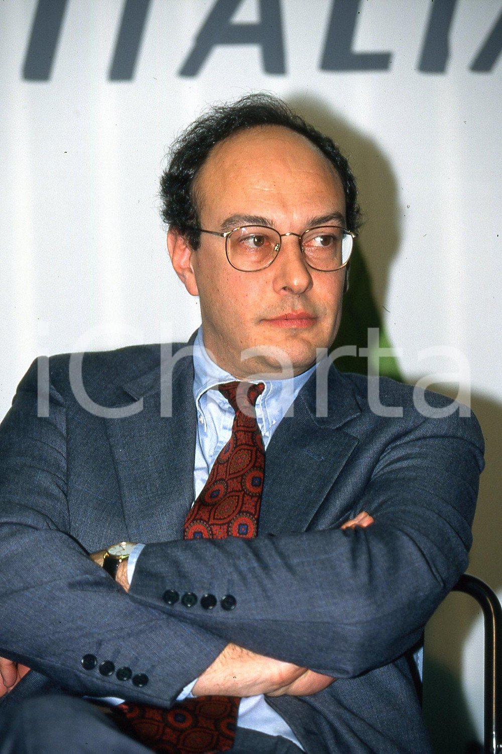 35mm vintage slide* 1987 MILANO RAI 3 Marco VARVELLO ritratto (2)  Diapositiva d'epoca, in formato 35 mm.CONDIZIONI: GOODE' severamente vietata la riproduzione. Tutti i diritti sono riservati.Nella diapositiva ICharta mette in vendita, sul negozio eBay e in esclusiva sul sito "icharta" il proprio archivio composto da numerose diapositive e negativi fotografici d'epoca, tutti originali e autentici, che attraversano la storia del costume italiano tra gli la fine degli anni Sessanta e Novanta.Si tratta di uno sguardo inedito sull'attualit&agrave;, la politica, la vita quotidiana, il gossip e la cultura, che fotografa il cambiamento della nazione in quest'ultimo scorcio del XX secolo. Un'occasione unica per il mercato del collezionismo, che vede finalmente disponibile un archivio eccezionale per vastit&agrave;, tematiche e condizioni, in un settore (il negativo fotografico e la diapositiva) di assoluta novit&agrave; e dalle interessanti prospettive di investimento. GOOD/buono   originale e autentica 1