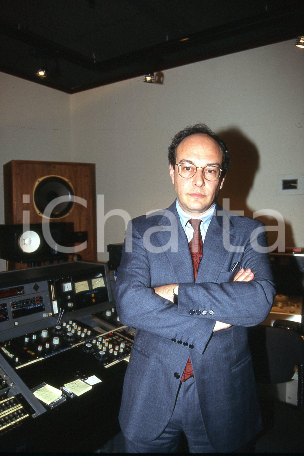 35mm vintage slide* 1987 MILANO RAI 3 Marco VARVELLO nello studio regia TG (1)  Diapositiva d'epoca, in formato 35 mm.CONDIZIONI: GOODE' severamente vietata la riproduzione. Tutti i diritti sono riservati.Nella diapositiva ICharta mette in vendita, sul negozio eBay e in esclusiva sul sito "icharta" il proprio archivio composto da numerose diapositive e negativi fotografici d'epoca, tutti originali e autentici, che attraversano la storia del costume italiano tra gli la fine degli anni Sessanta e Novanta.Si tratta di uno sguardo inedito sull'attualit&agrave;, la politica, la vita quotidiana, il gossip e la cultura, che fotografa il cambiamento della nazione in quest'ultimo scorcio del XX secolo. Un'occasione unica per il mercato del collezionismo, che vede finalmente disponibile un archivio eccezionale per vastit&agrave;, tematiche e condizioni, in un settore (il negativo fotografico e la diapositiva) di assoluta novit&agrave; e dalle interessanti prospettive di investimento. GOOD/buono   originale e autentica 1
